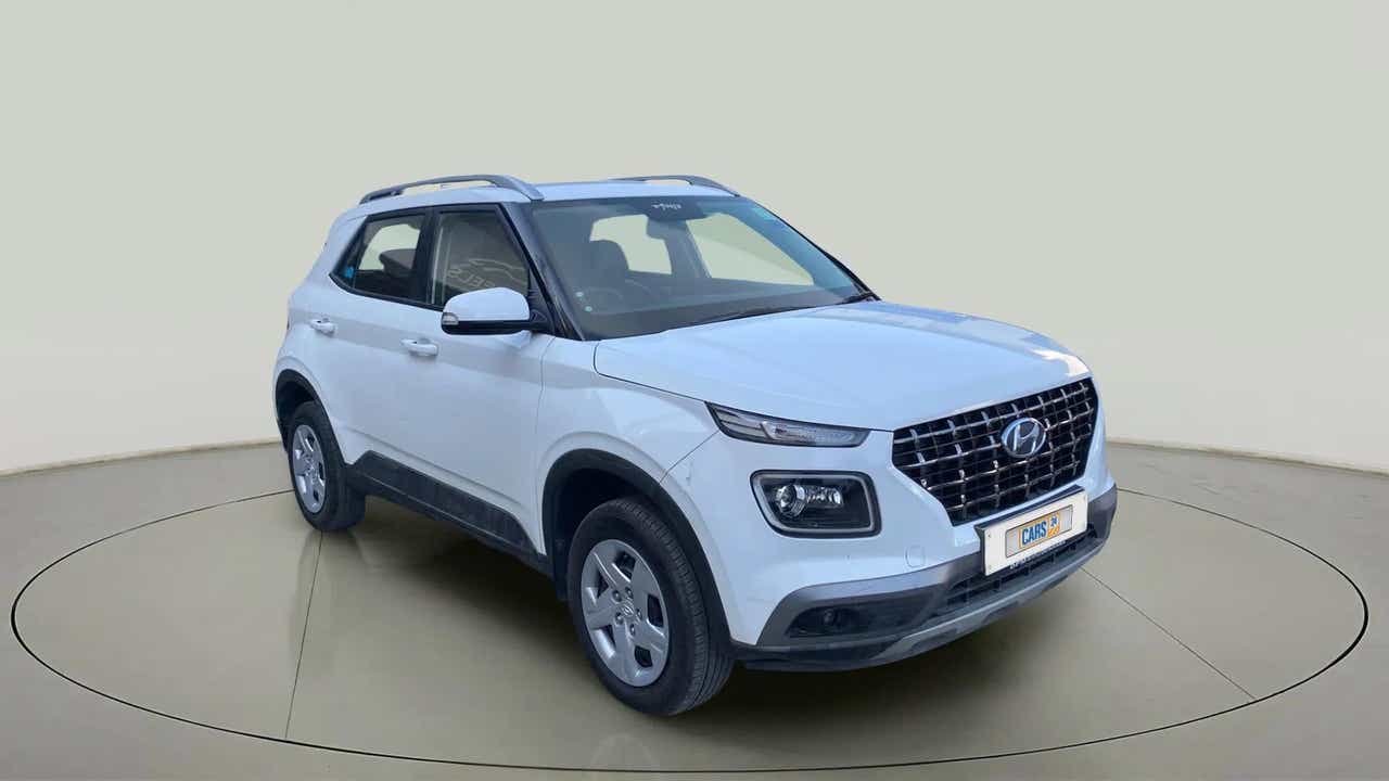 Front three-quarter view of a Atlas White Hyundai Venue