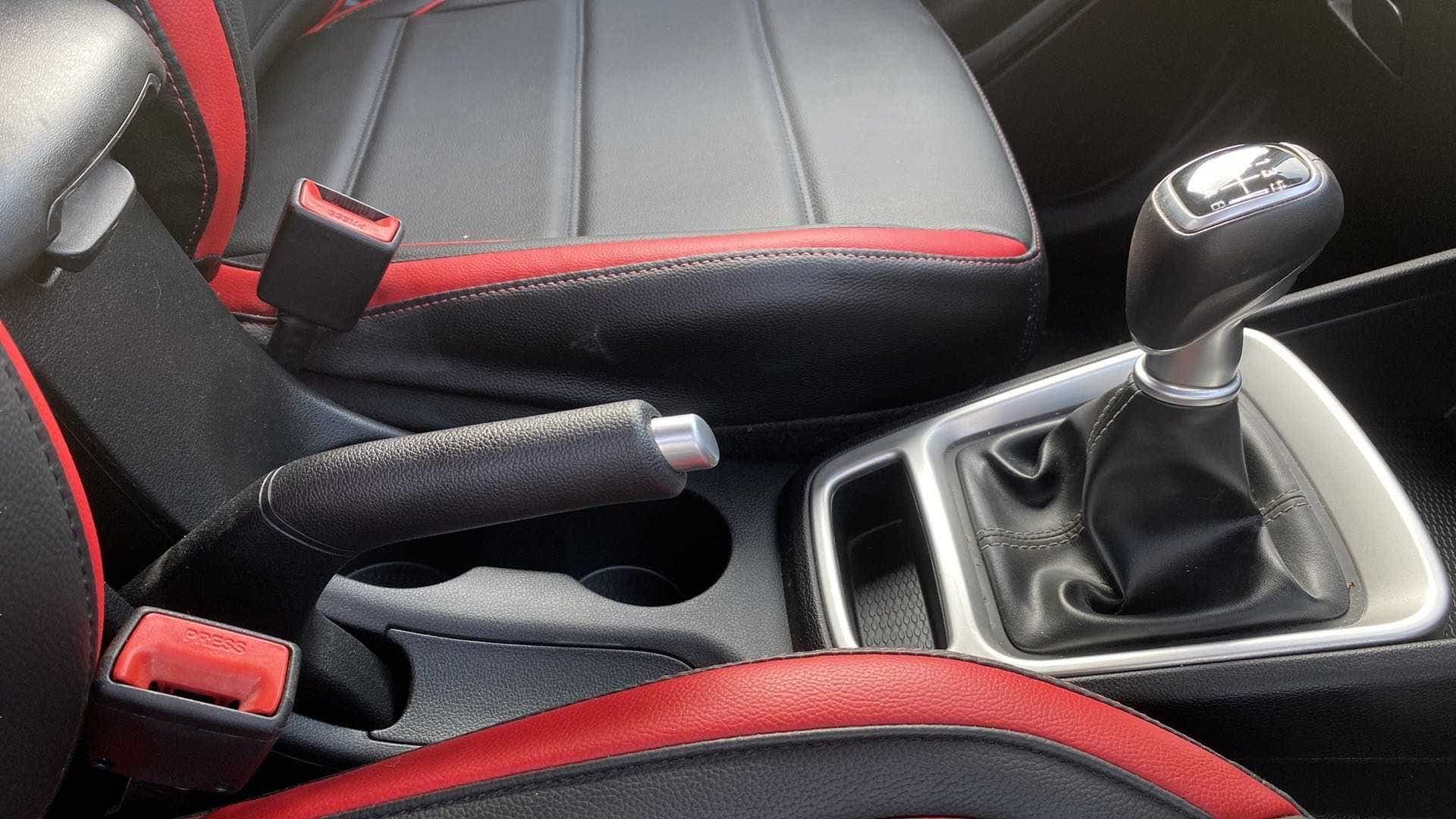 Gear lever and handbrake of a Hyundai Venue