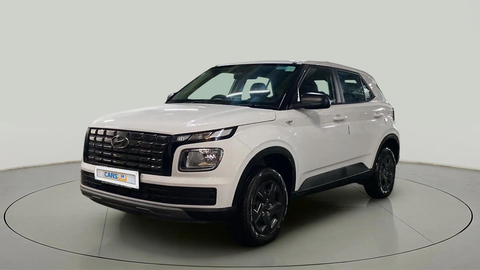 Front three-quarter view of a Atlas White Hyundai Venue