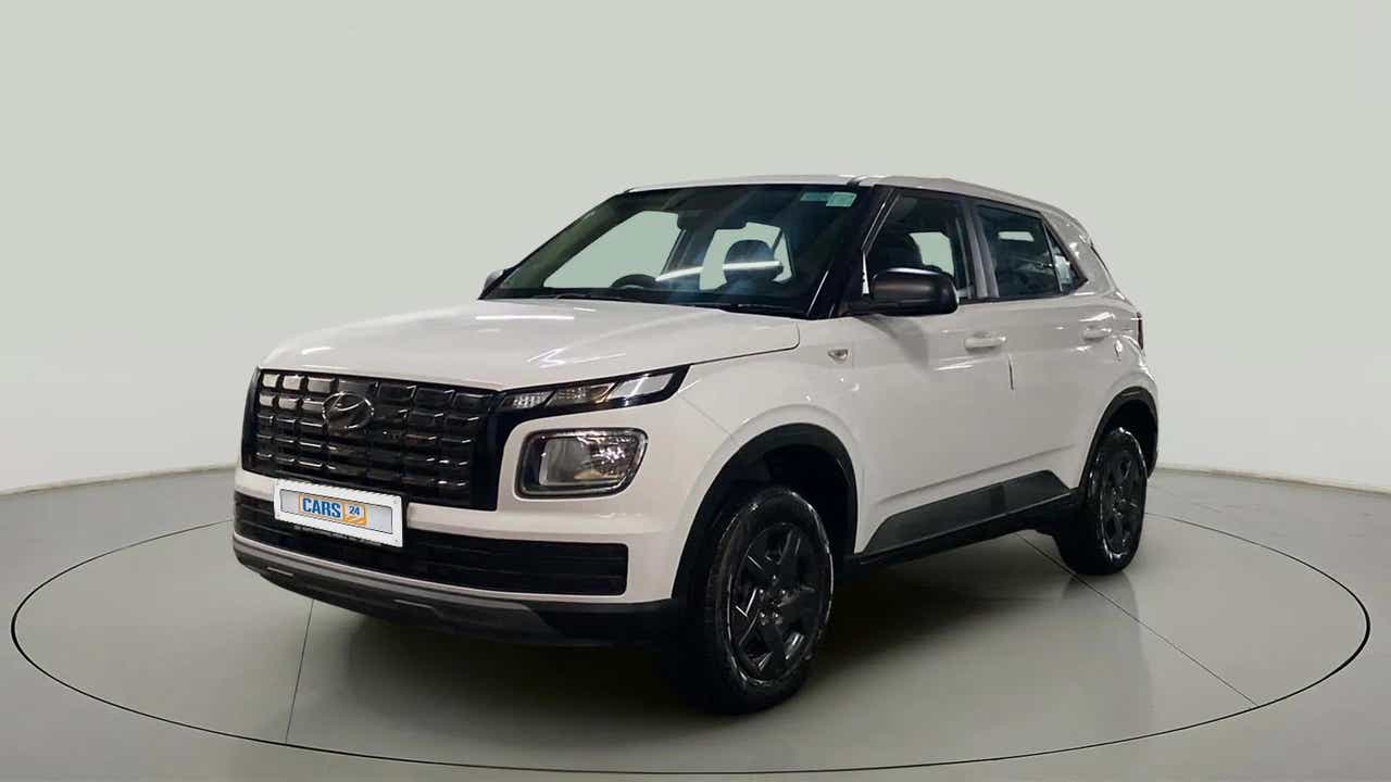 Front three-quarter view of a Atlas White Hyundai Venue