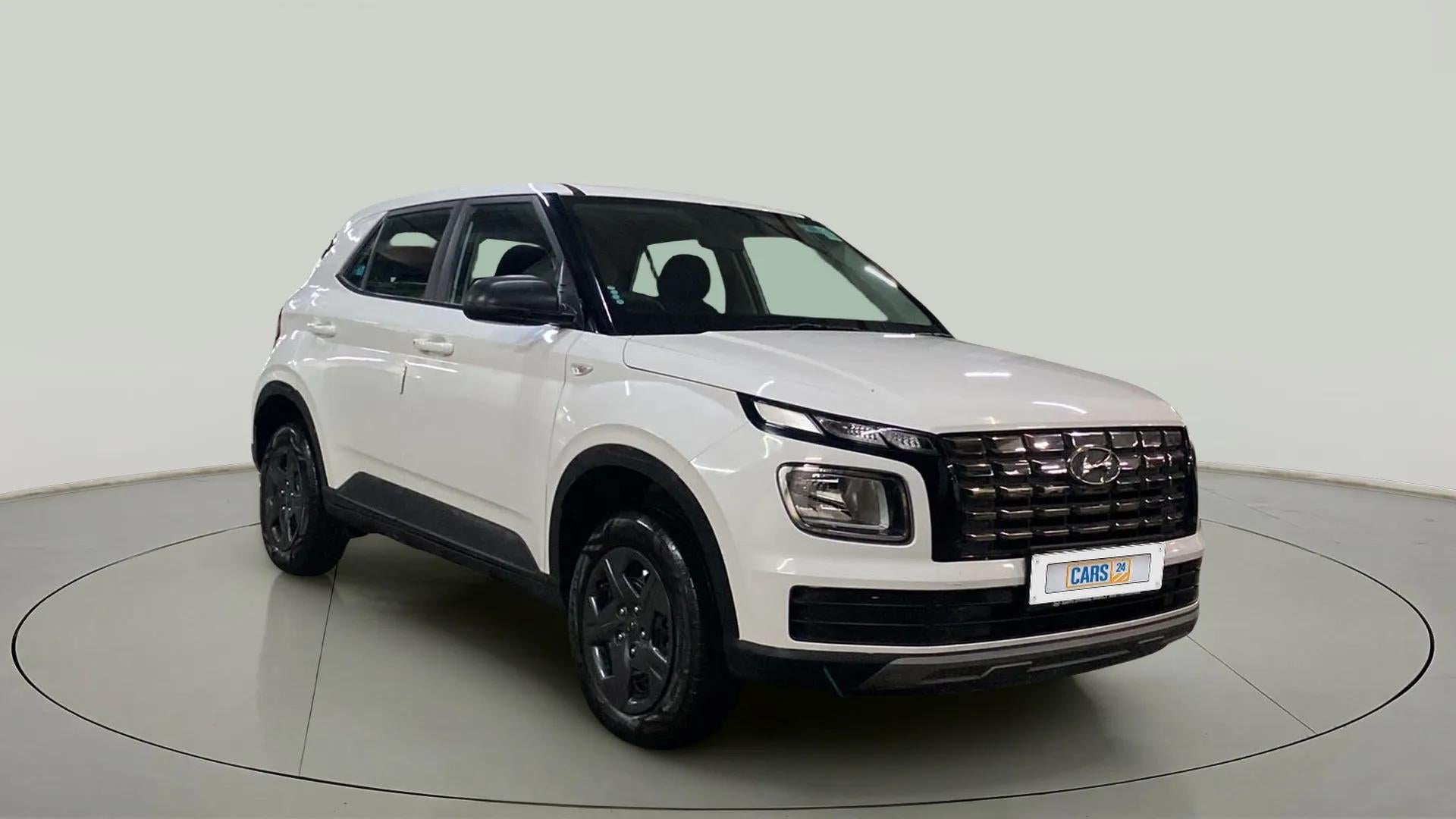 Front three-quarter view of a Atlas White Hyundai Venue