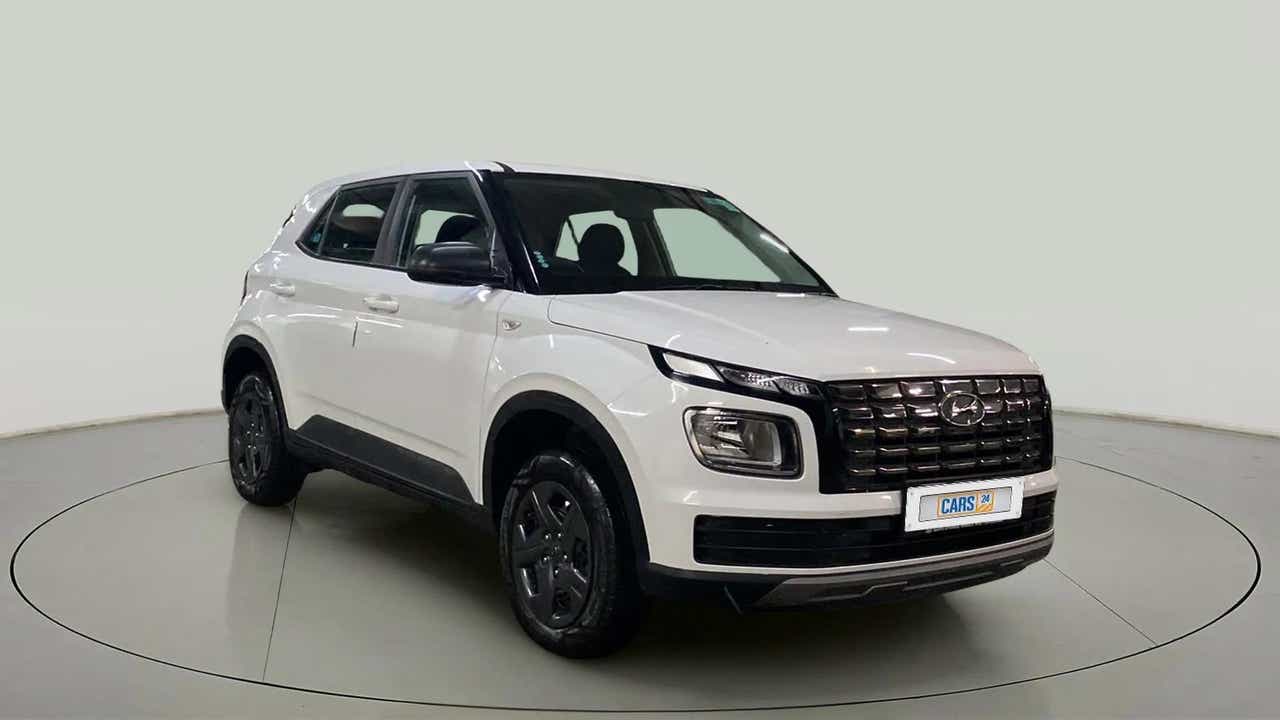 Front three-quarter view of a Atlas White Hyundai Venue