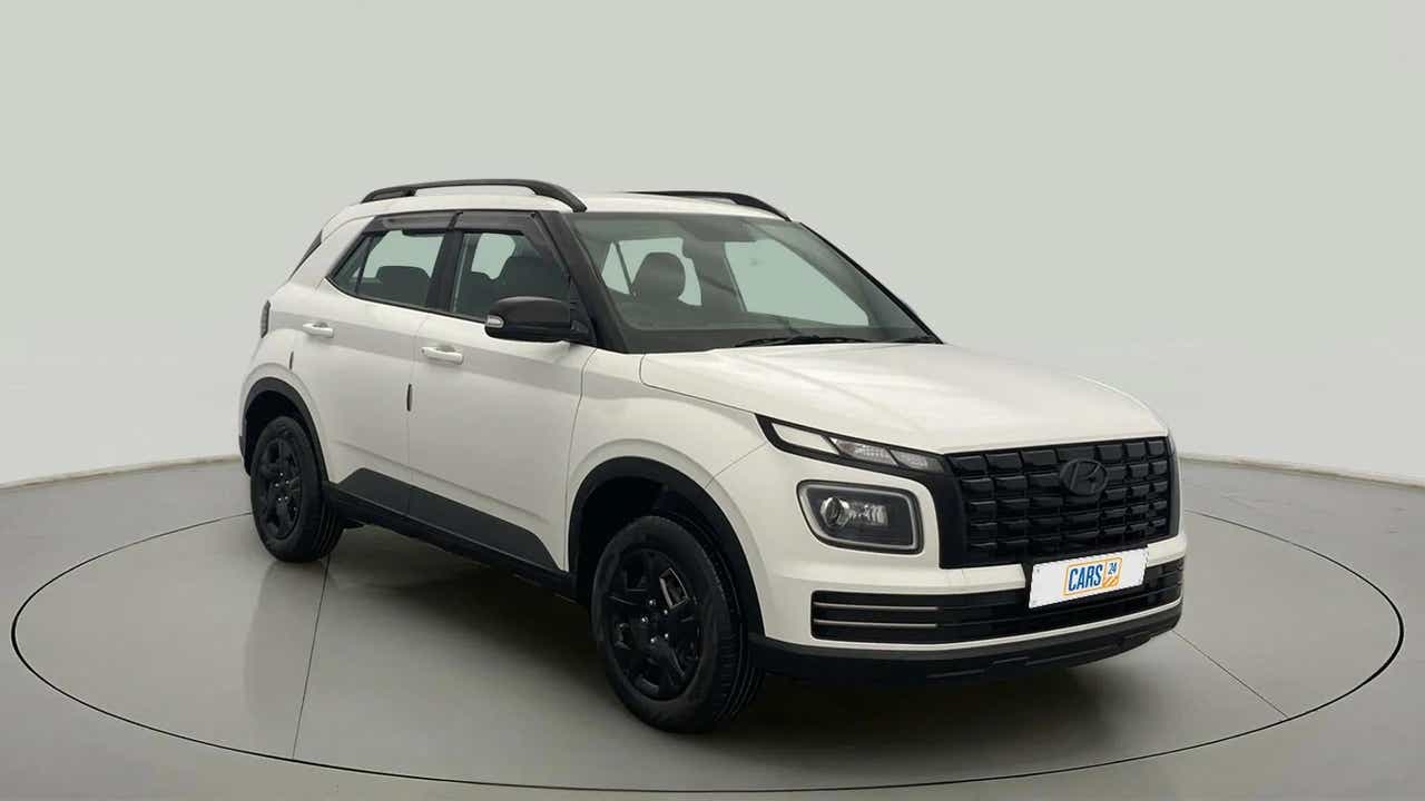 Front three-quarter view of a Atlas White Hyundai Venue