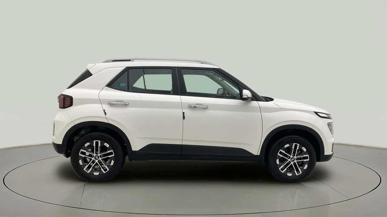 Side view of a Atlas White Hyundai Venue