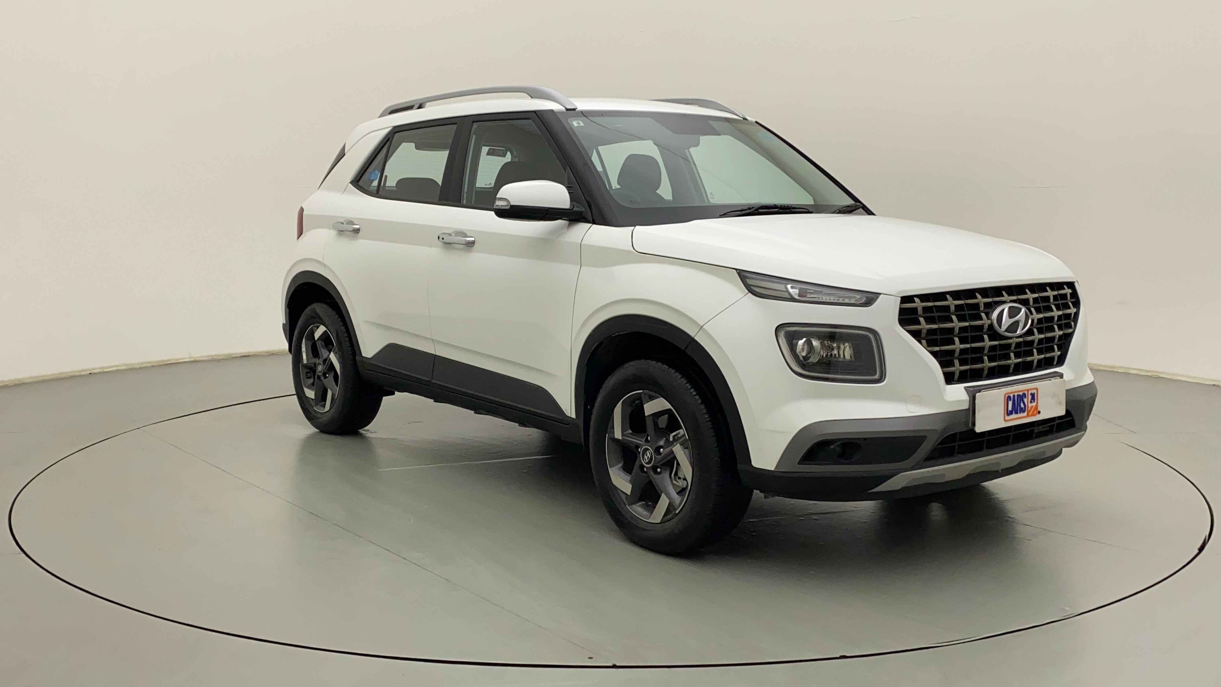 Front three-quarter view of a Atlas White Hyundai Venue