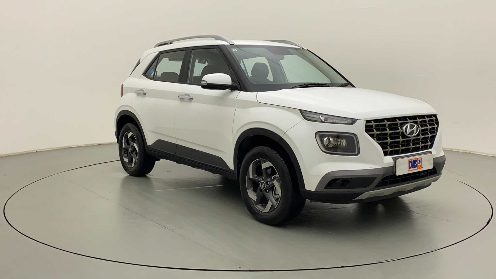 Front three-quarter view of a Atlas White Hyundai Venue