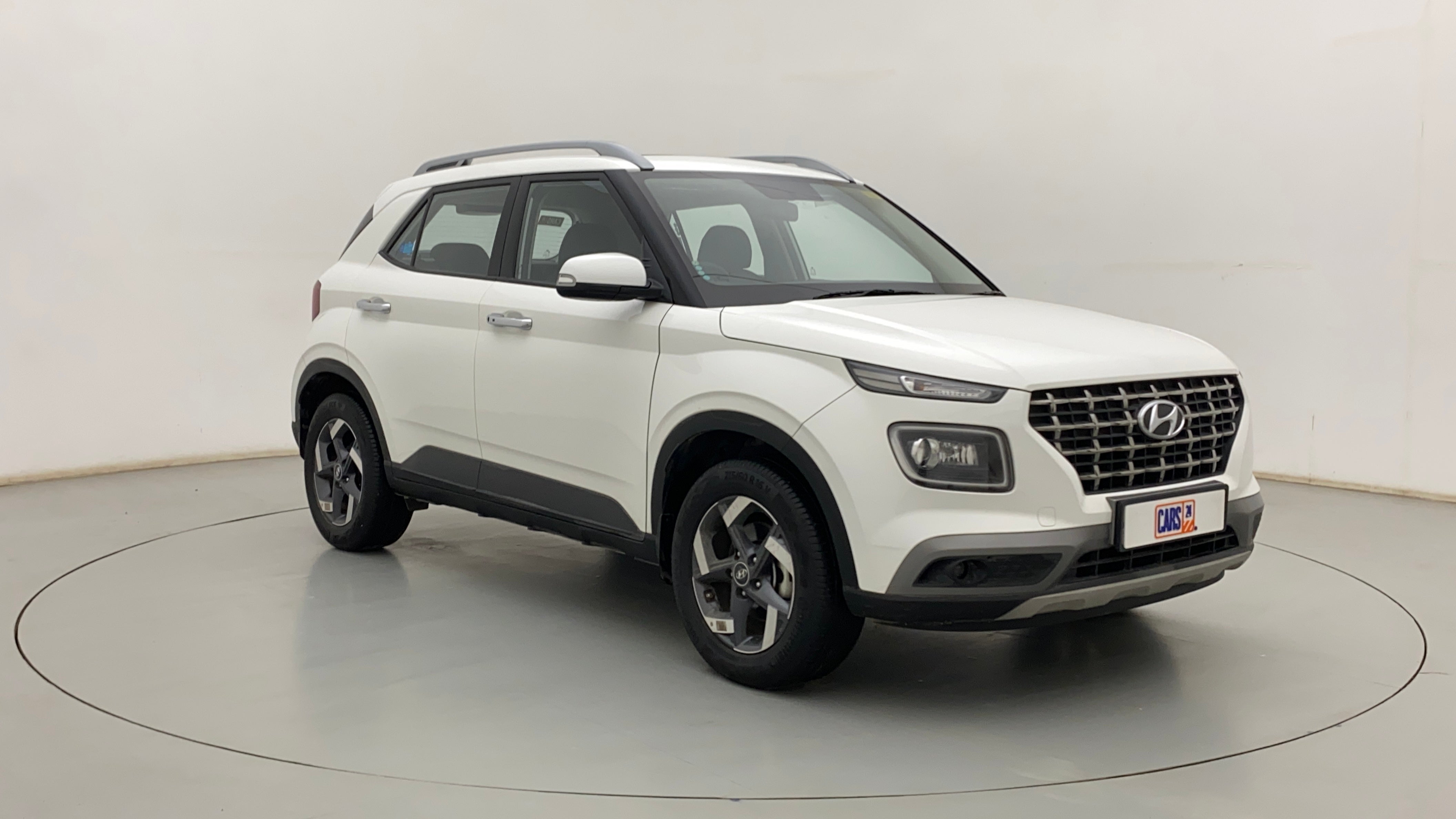 Front three-quarter view of a Atlas White Hyundai Venue