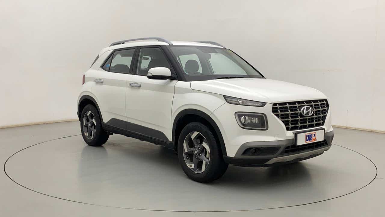 Front three-quarter view of a Atlas White Hyundai Venue