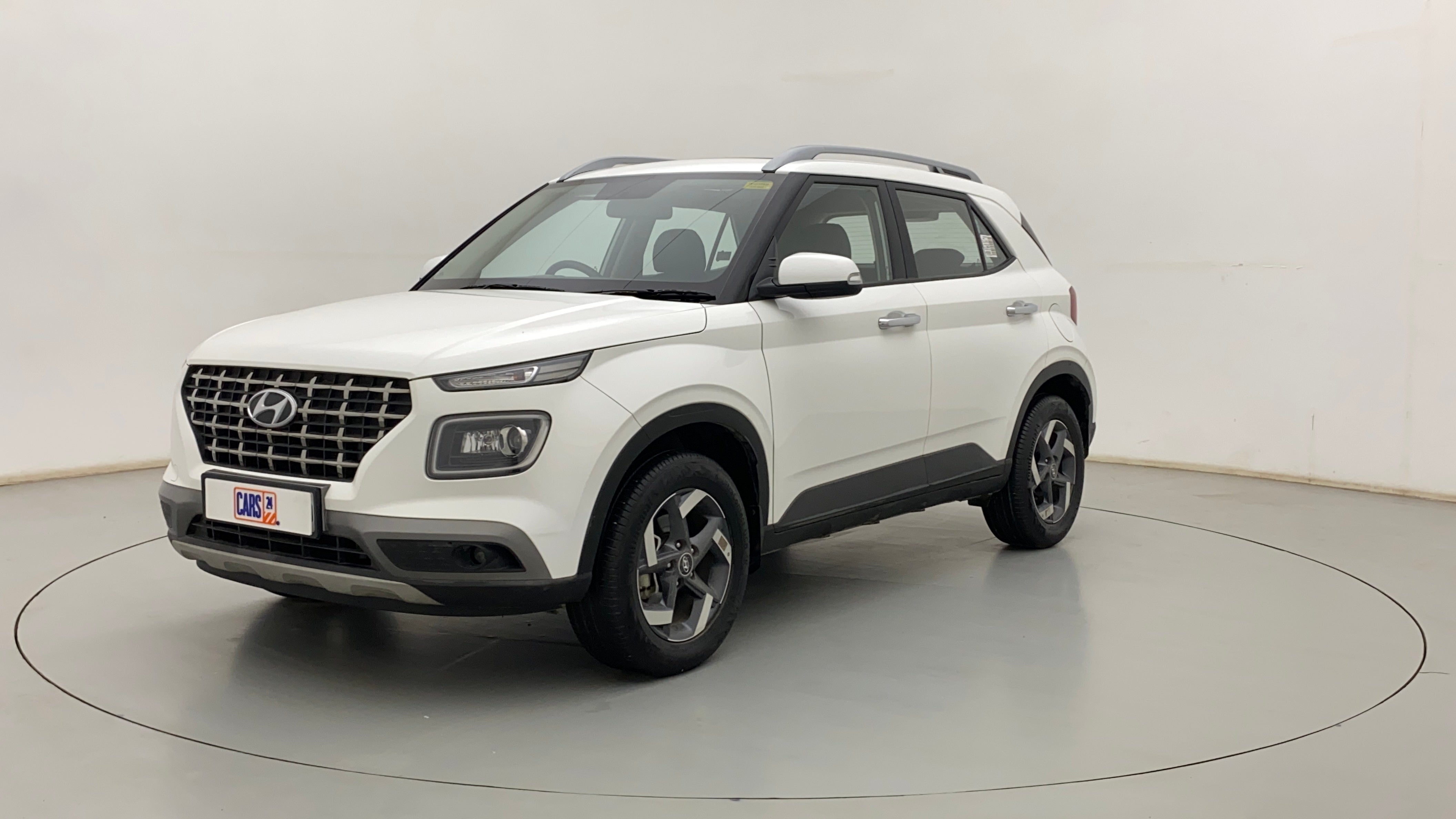 Front three-quarter view of a Atlas White Hyundai Venue