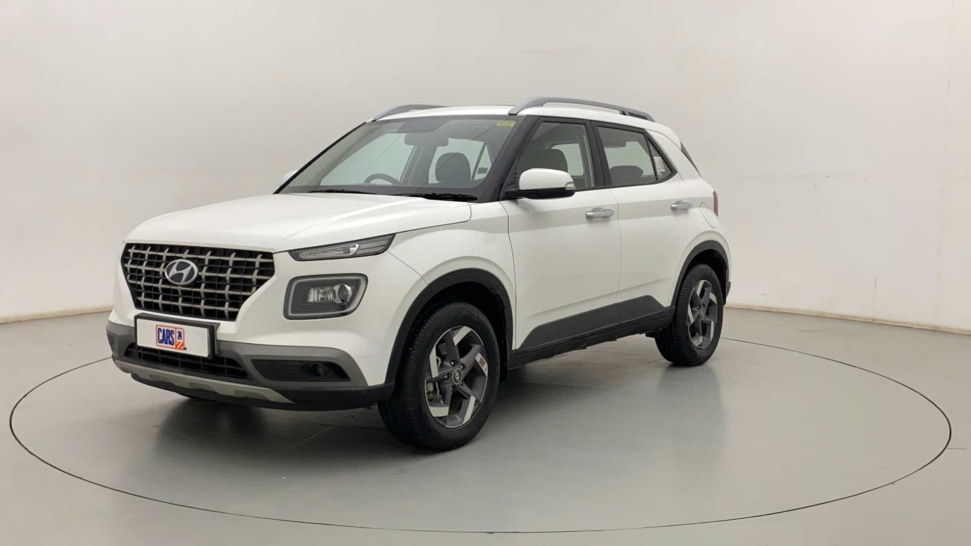 Front three-quarter view of a Atlas White Hyundai Venue