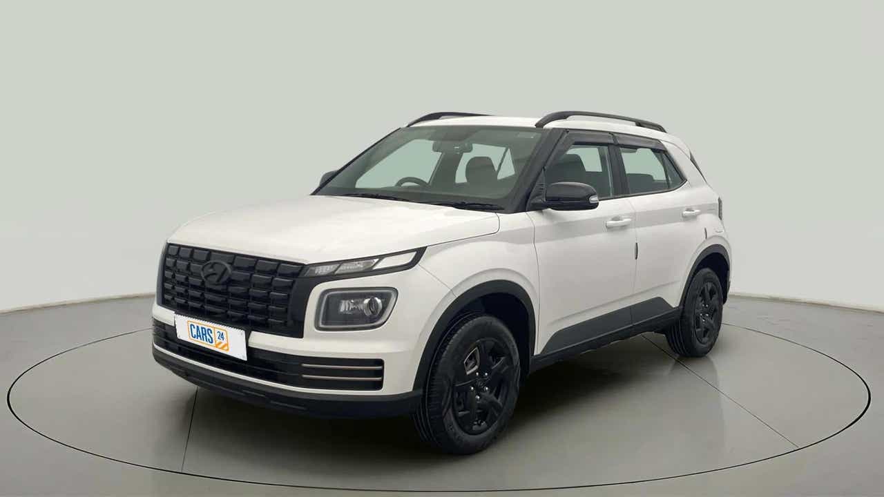 Front three-quarter view of a Atlas White Hyundai Venue