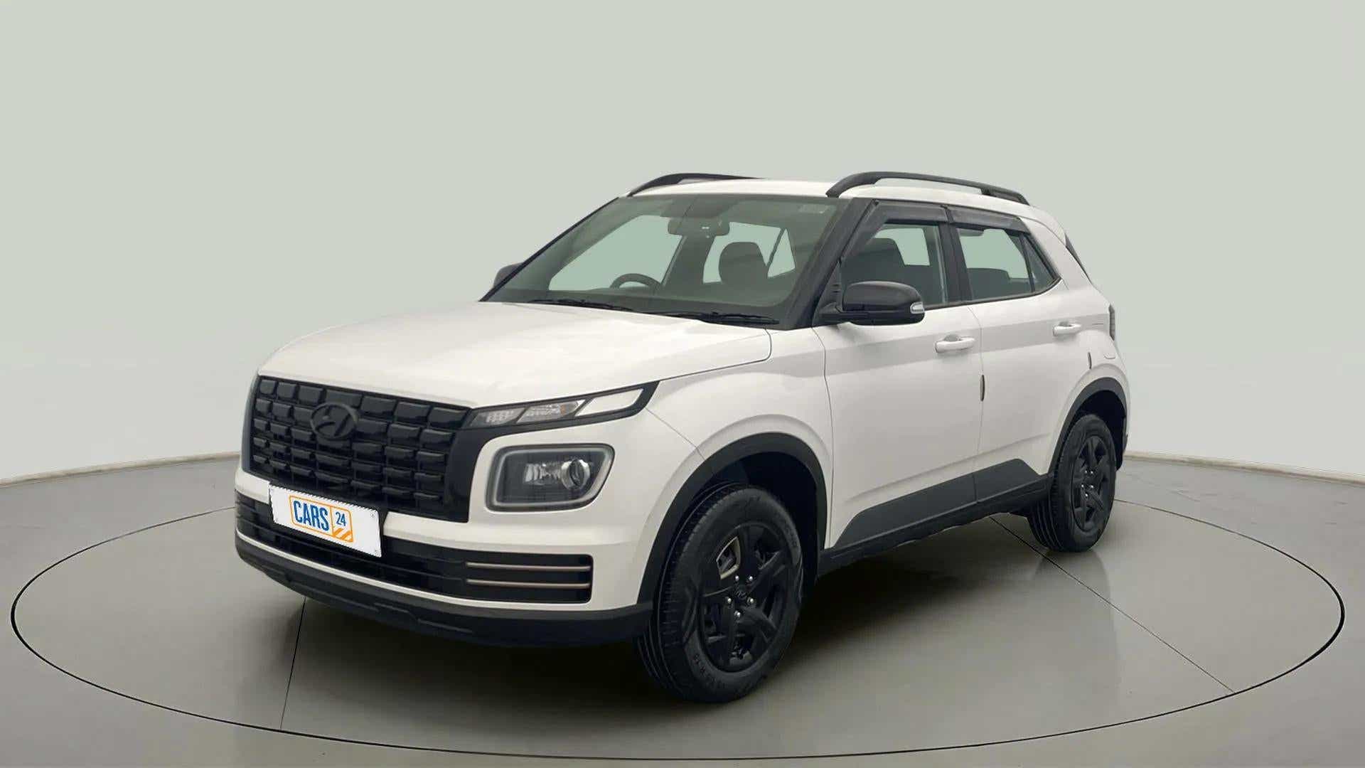 Front three-quarter view of a Atlas White Hyundai Venue