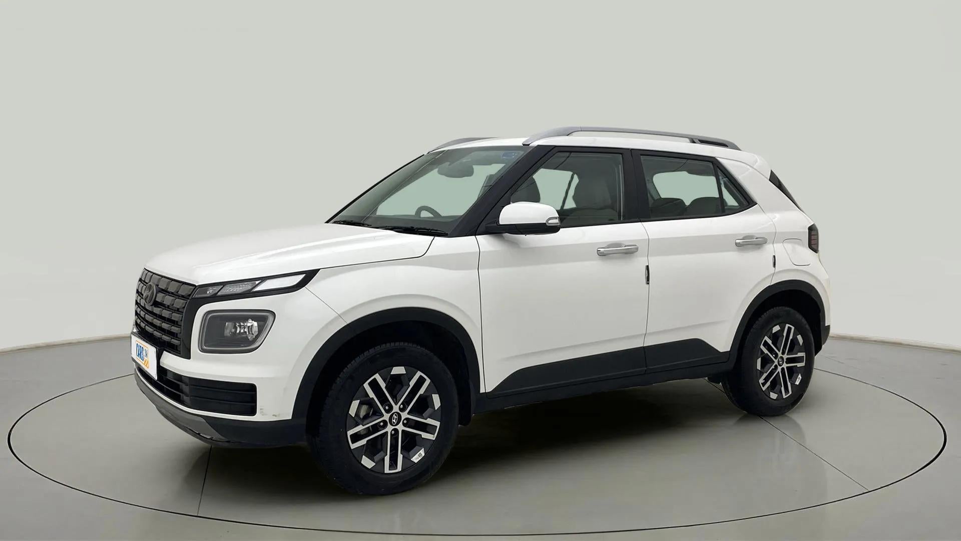 Front three-quarter view of a Atlas White Hyundai Venue