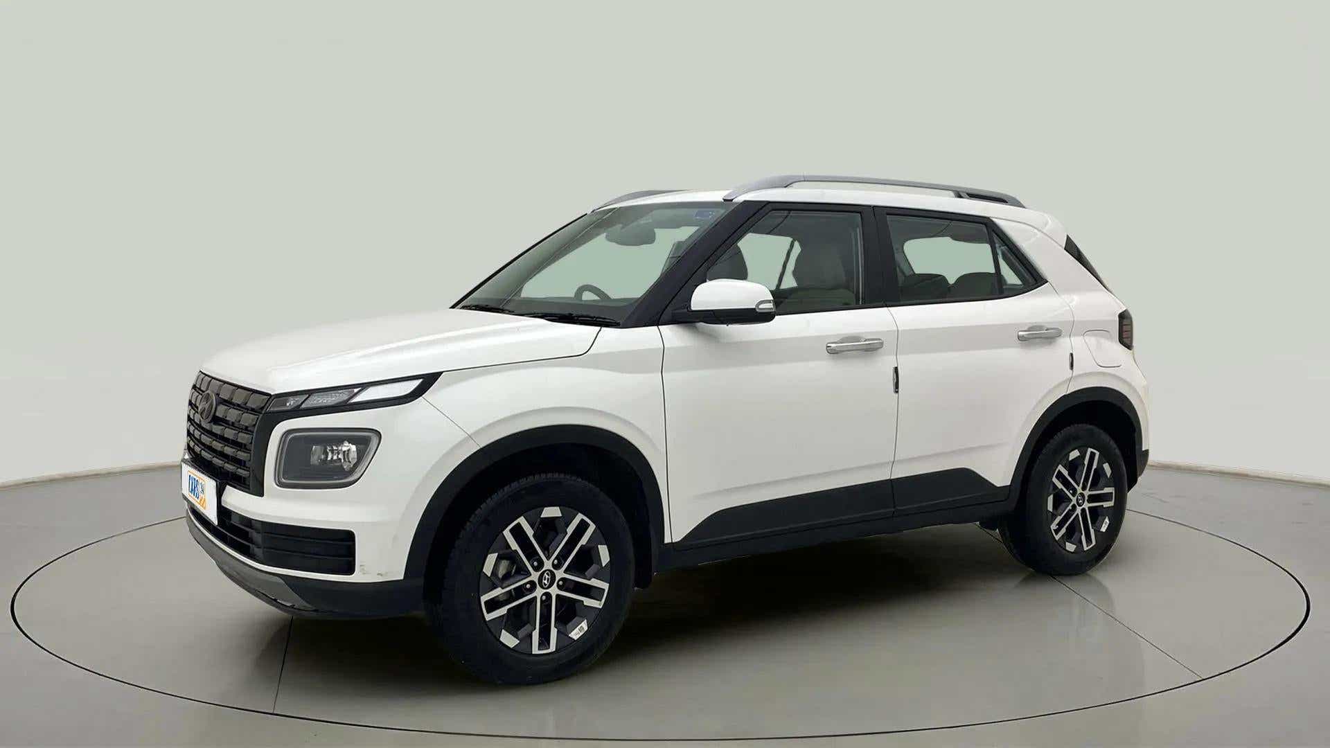 Front three-quarter view of a Atlas White Hyundai Venue