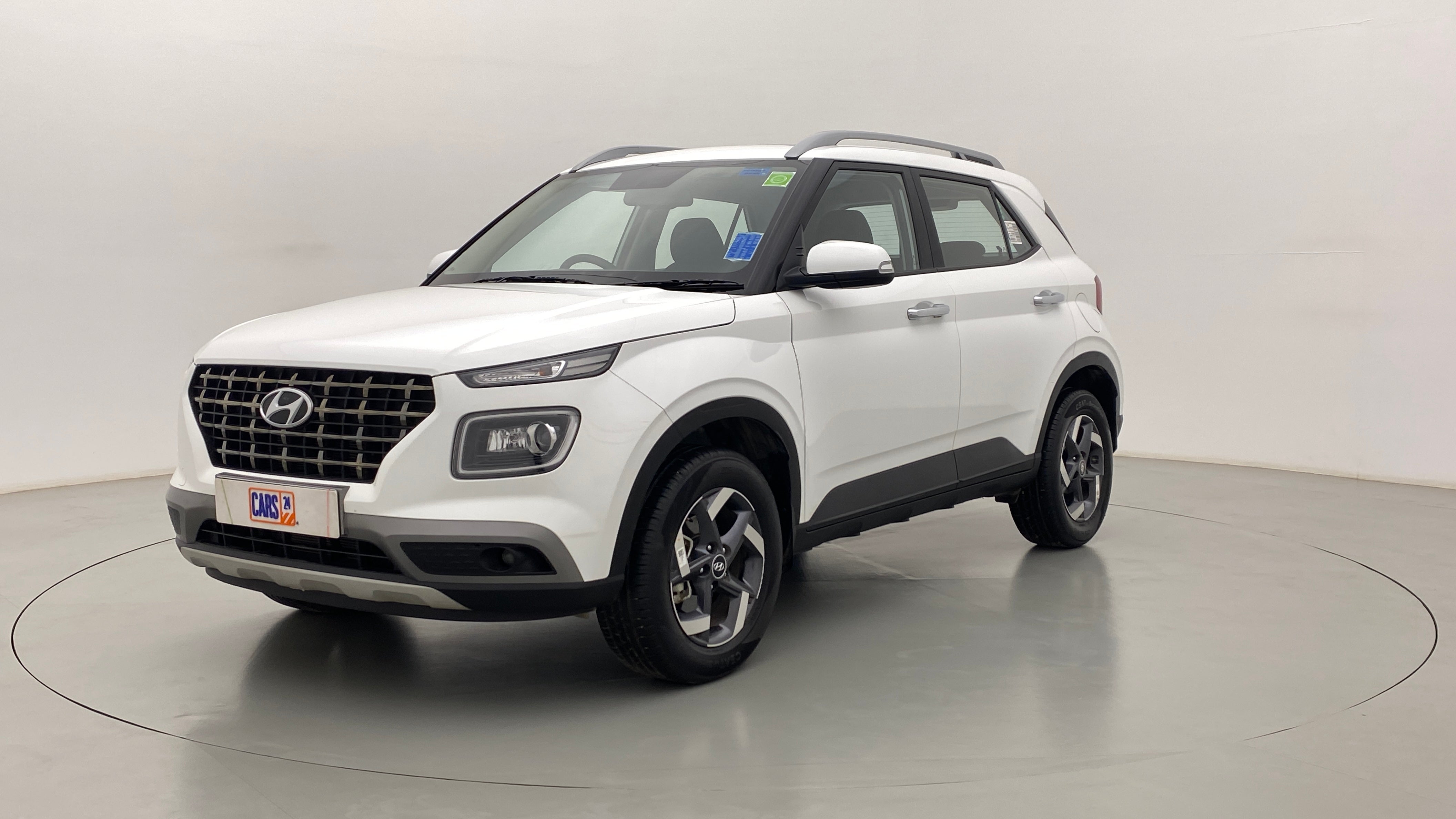 Front three-quarter view of a Atlas White Hyundai Venue