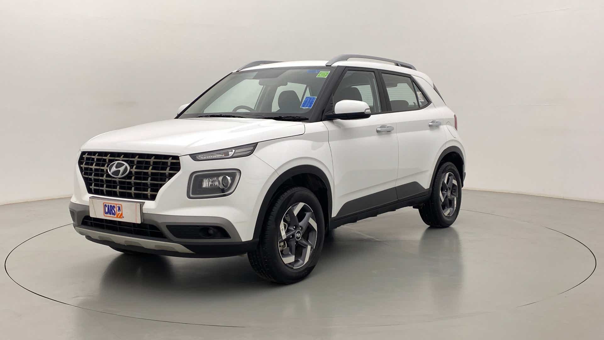 Front three-quarter view of a Atlas White Hyundai Venue