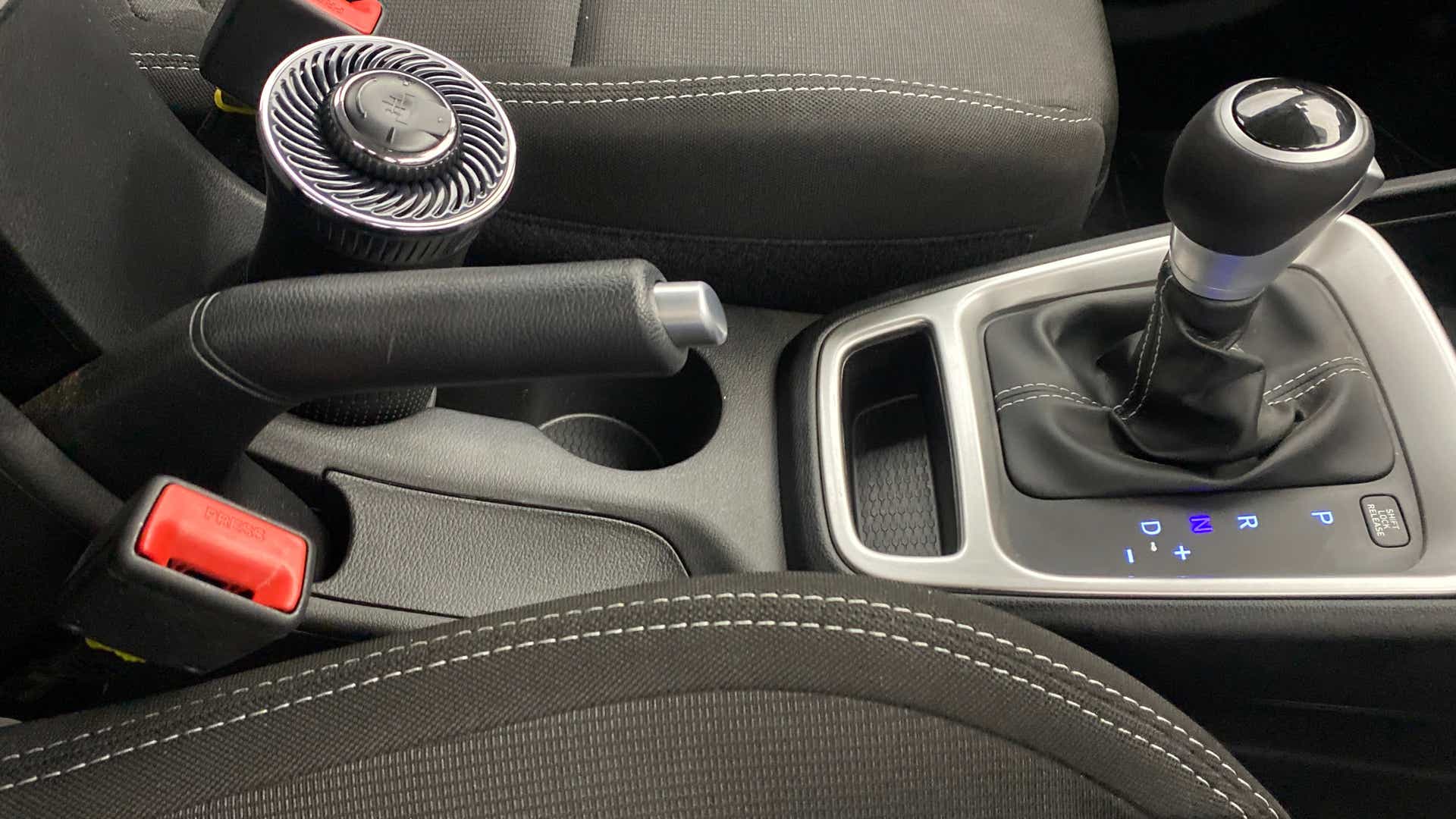 Center console with gear selector and handbrake of a Hyundai Venue