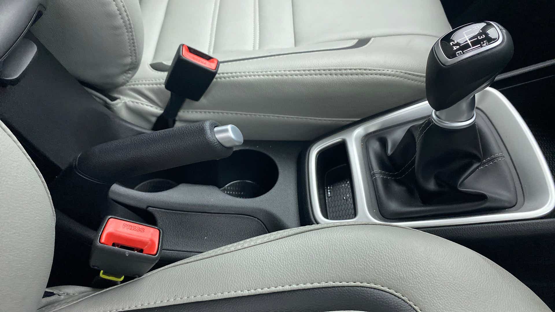 Gear lever and handbrake area of a Hyundai Venue