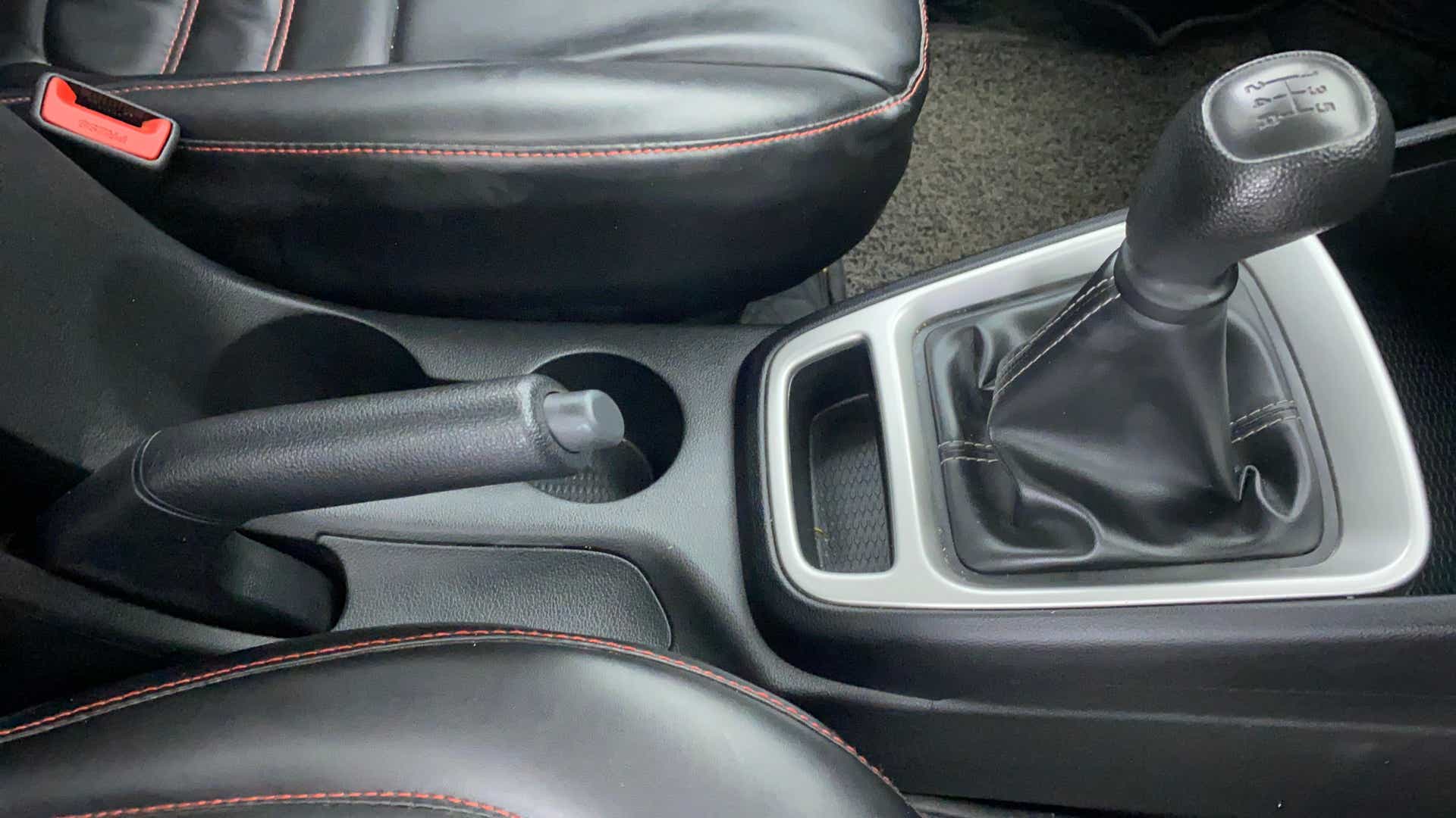 Gear lever and handbrake area of a Hyundai Venue
