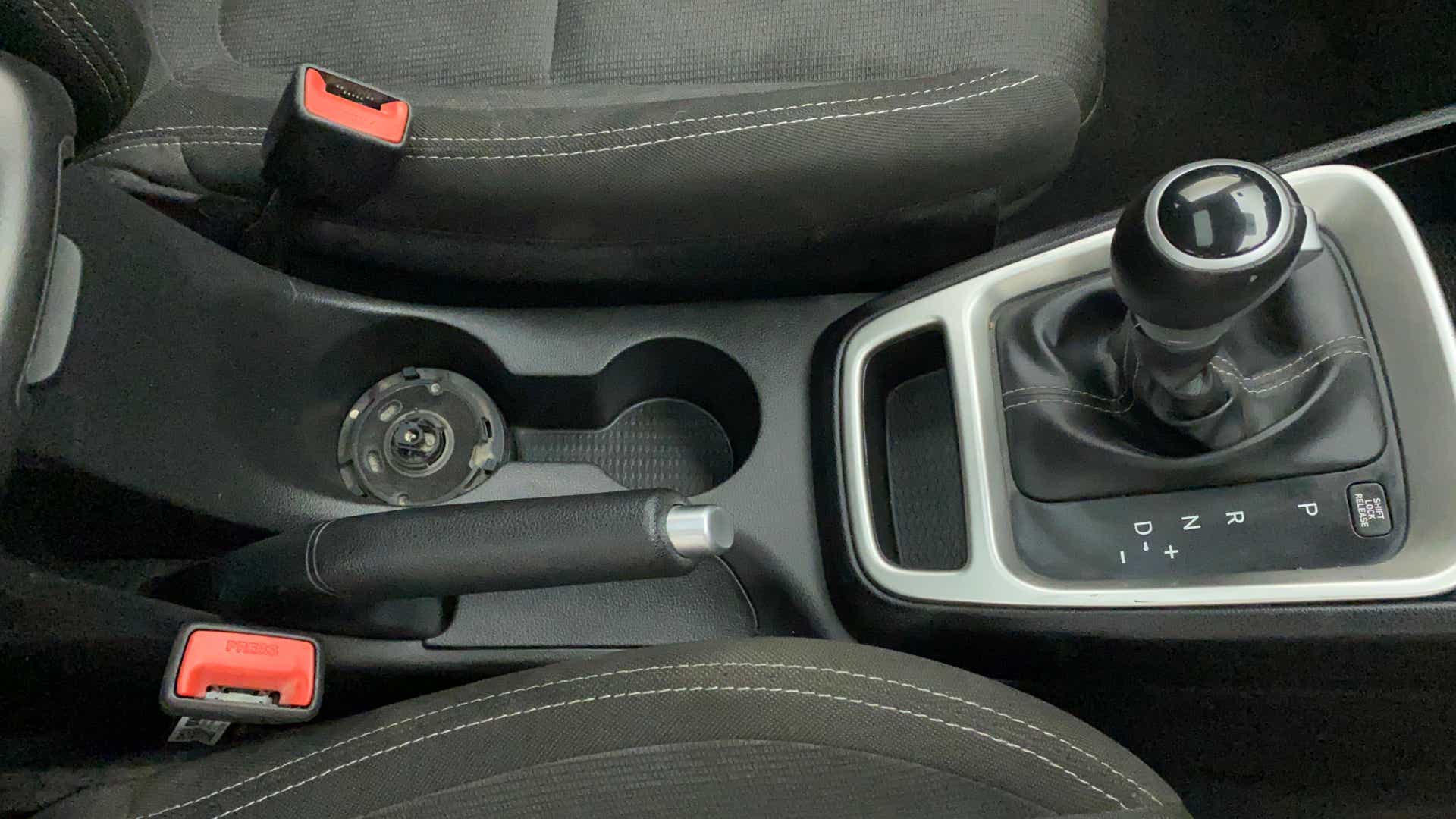 Centre console and gear lever of a Hyundai Venue
