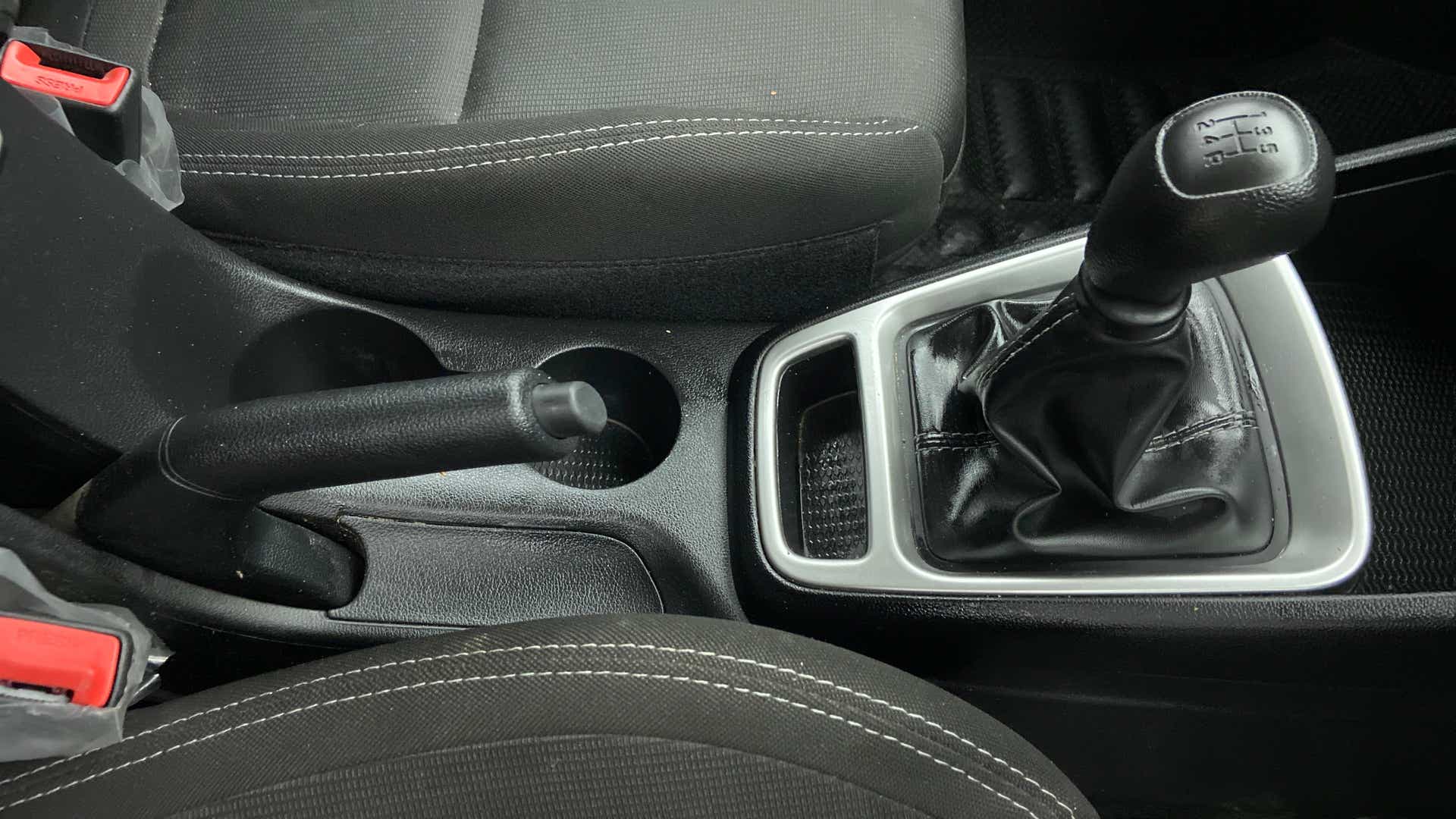 Center console with manual gear shifter and handbrake of a Hyundai Venue