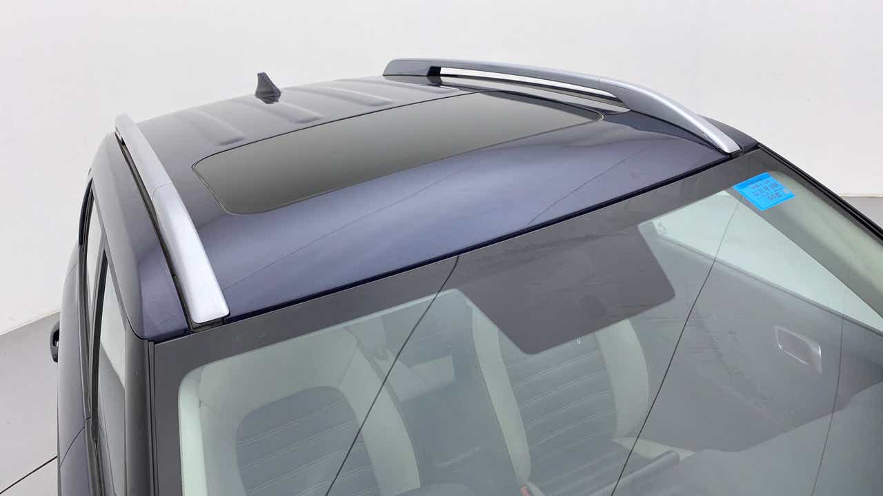 Sunroof and roof rails of a Hyundai Venue