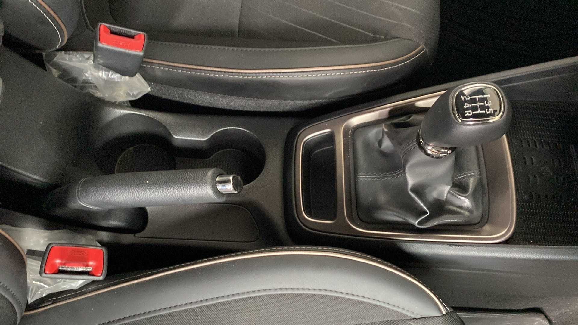 Gear lever and handbrake area of a Hyundai Venue