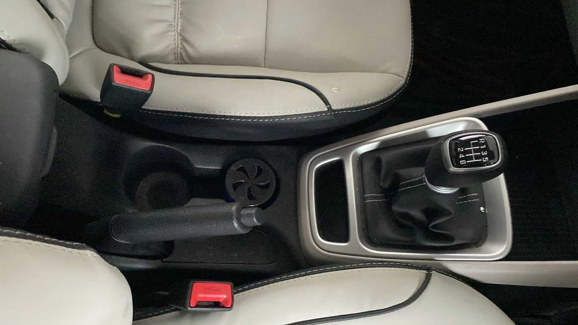 Gear lever and handbrake area of a Hyundai Venue