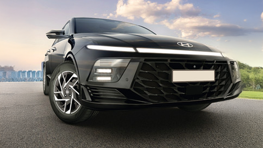 Front three-quarter view of Hyundai Verna