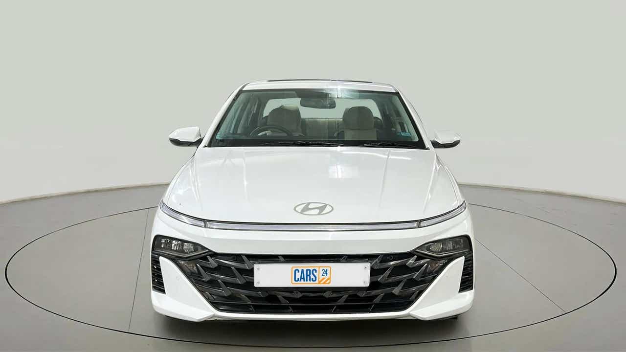 Front view of a Hyundai Verna