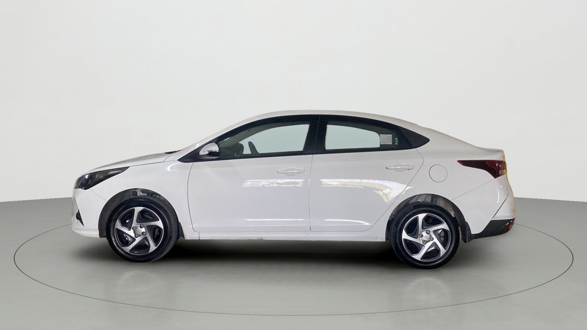 Side view of a Hyundai Verna