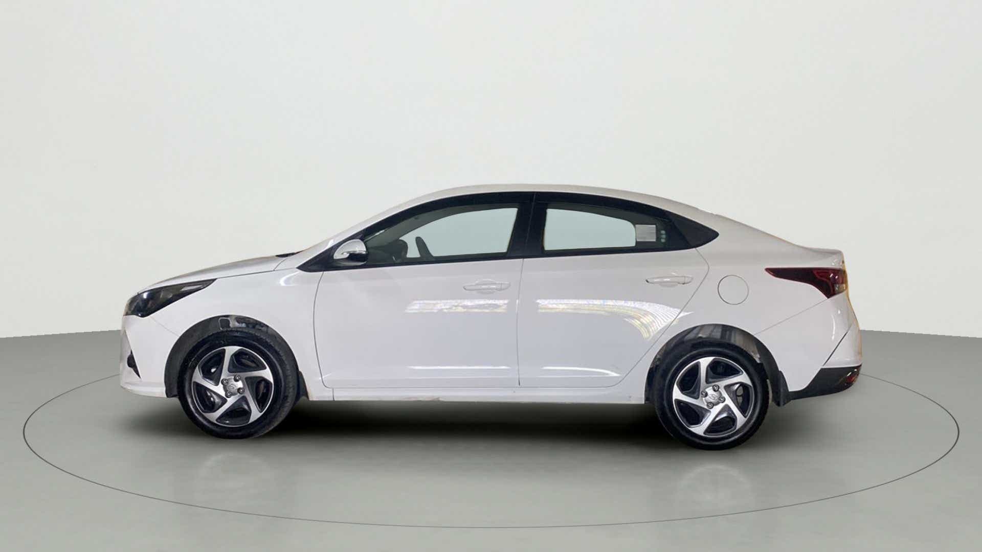 Side view of a Hyundai Verna