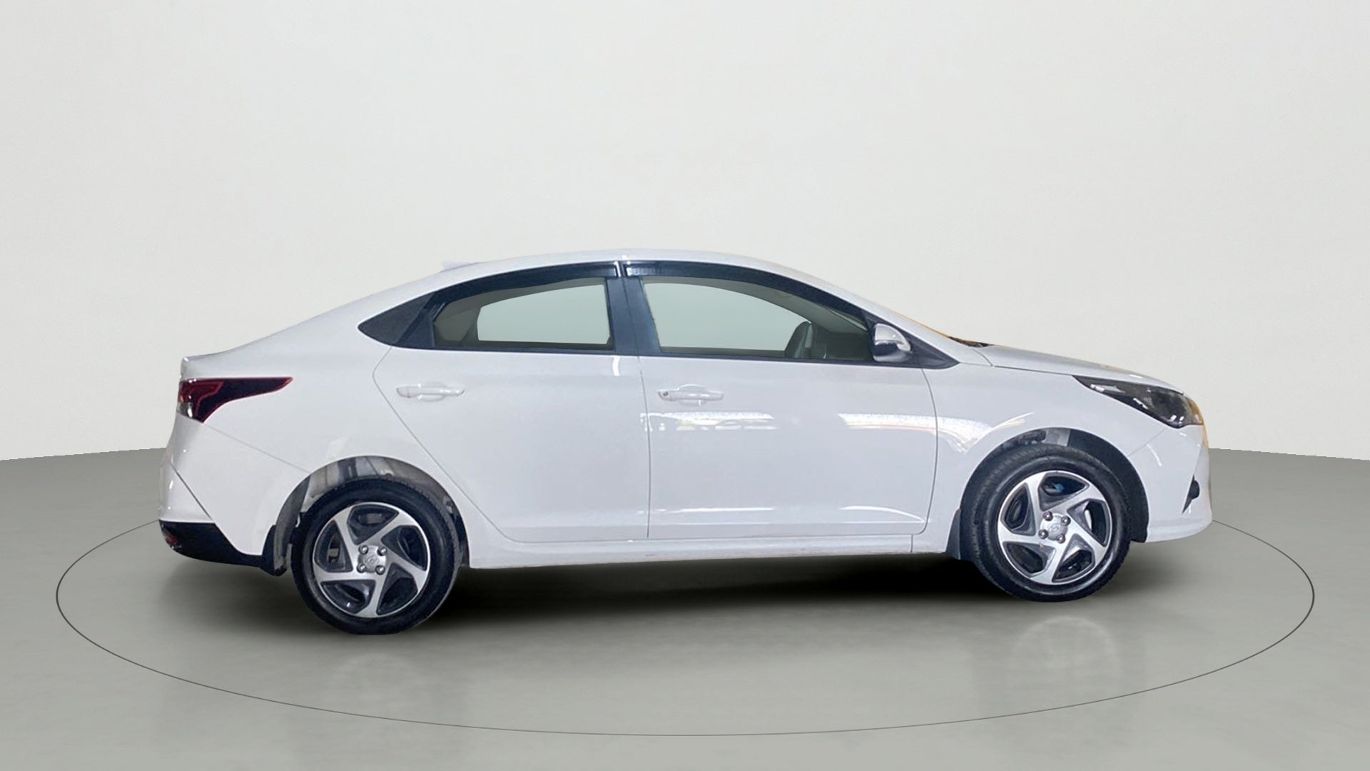Side view of a Atlas White Hyundai Verna