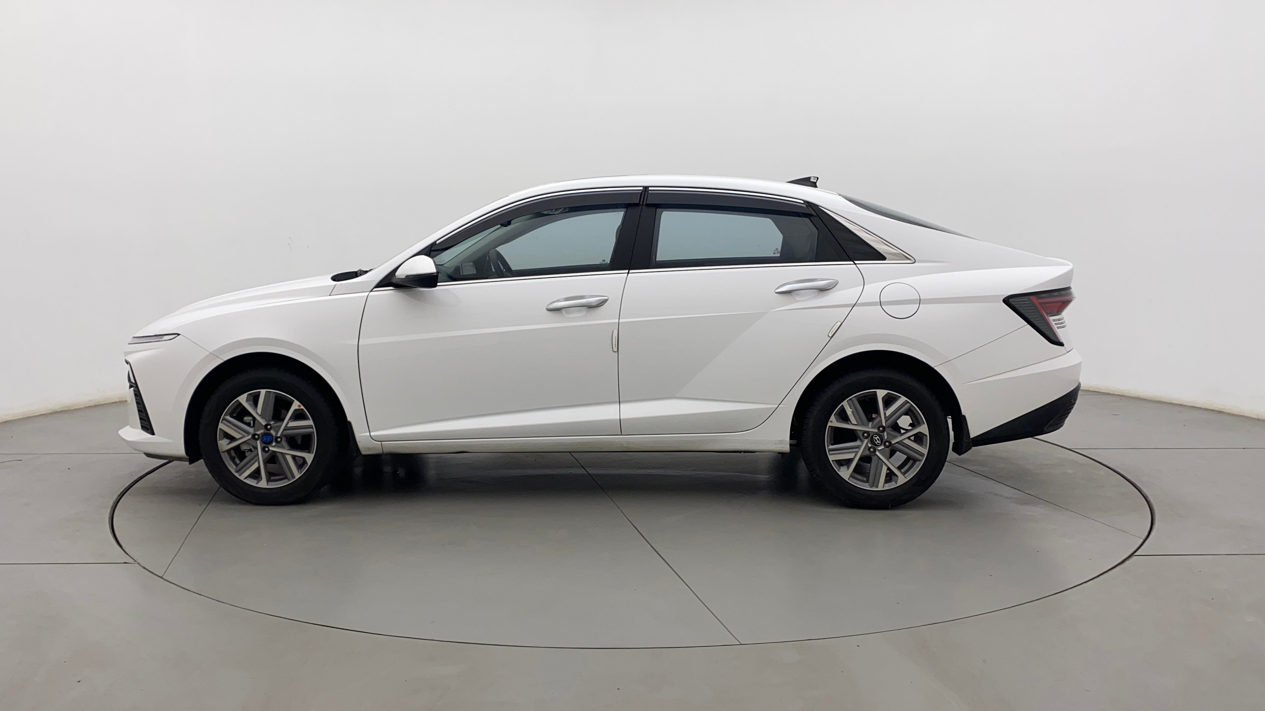 Side view of a Hyundai Verna