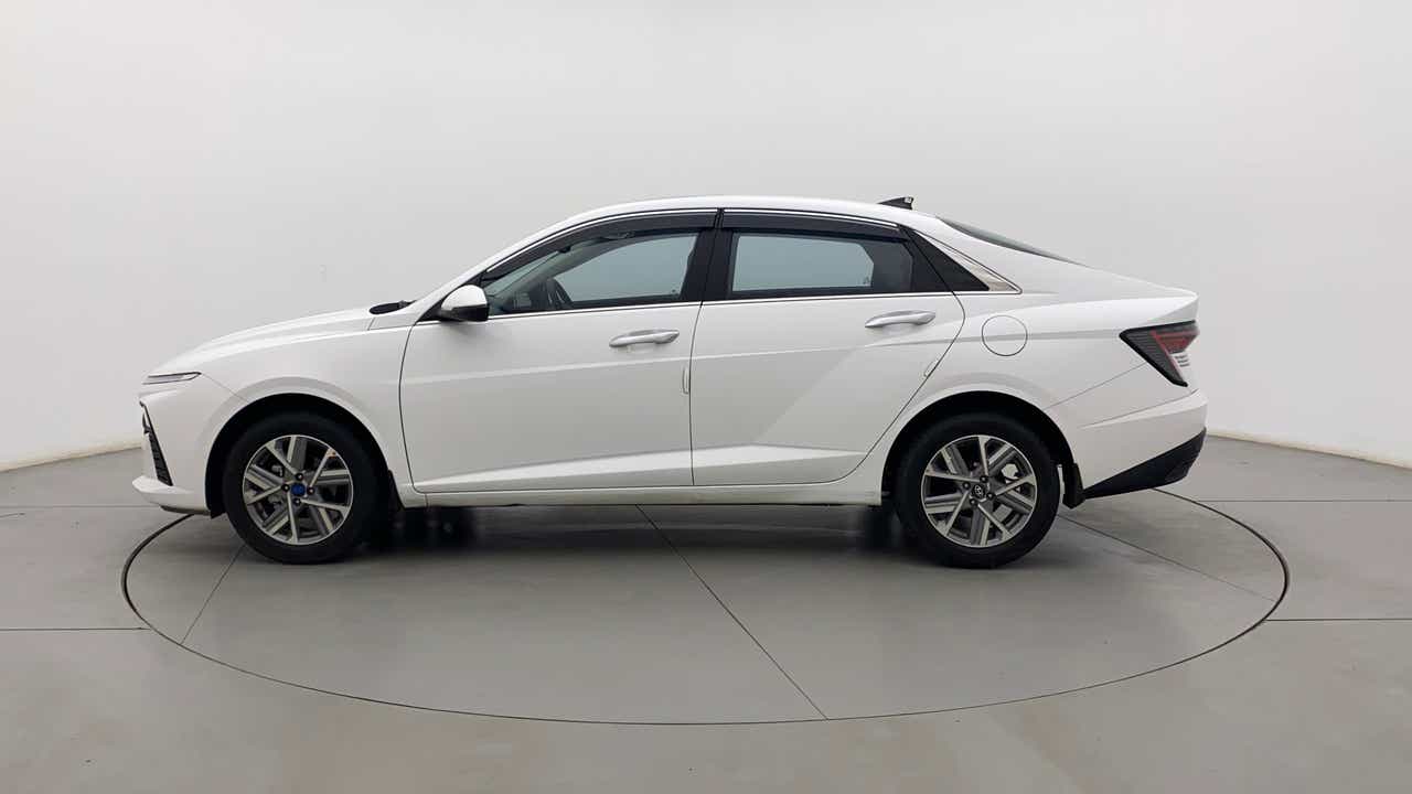 Side view of a Hyundai Verna