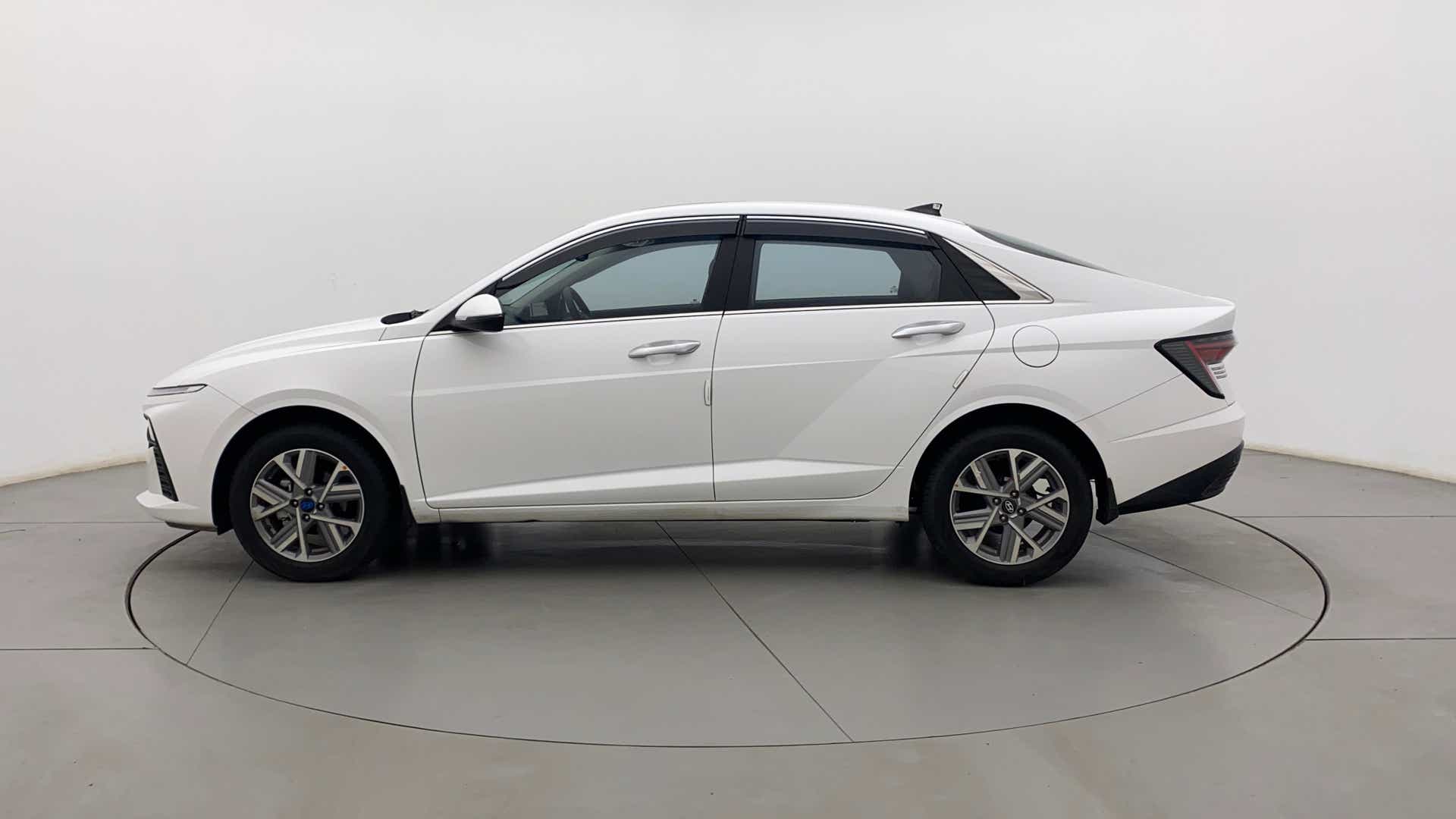 Side view of a Hyundai Verna