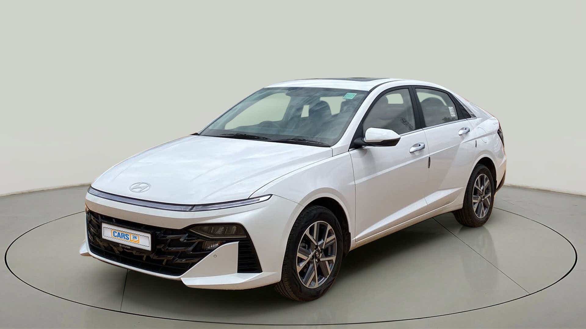 Front three-quarter view of a Hyundai Verna