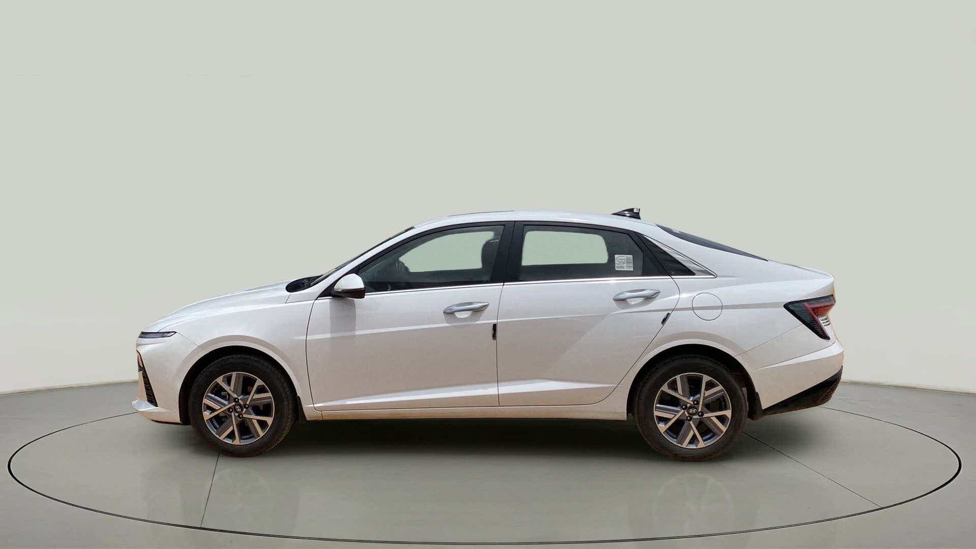 Side view of a Hyundai Verna
