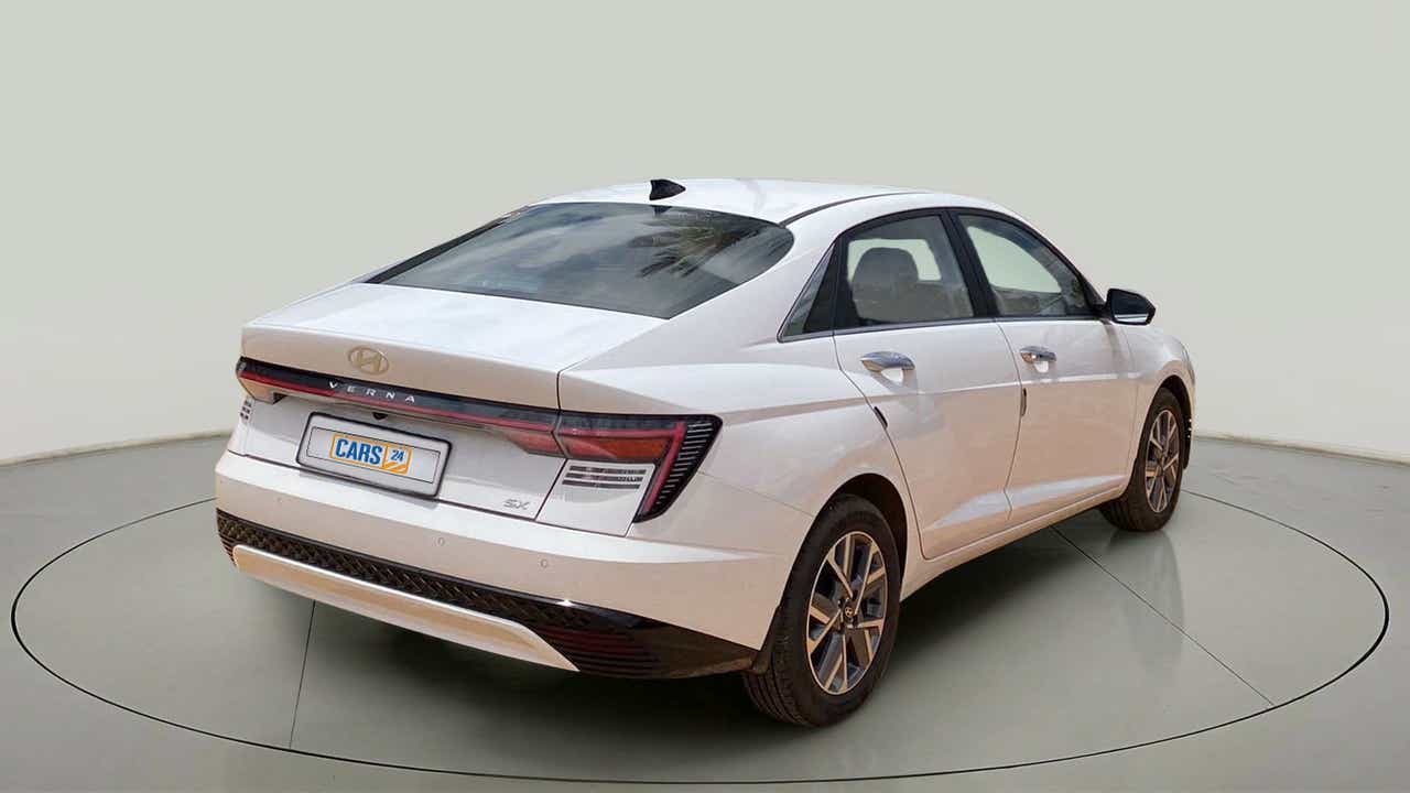 Rear three quarter view of a Hyundai Verna SX