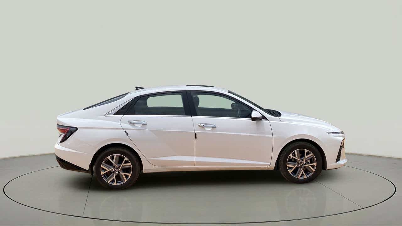 Side view of a Hyundai Verna