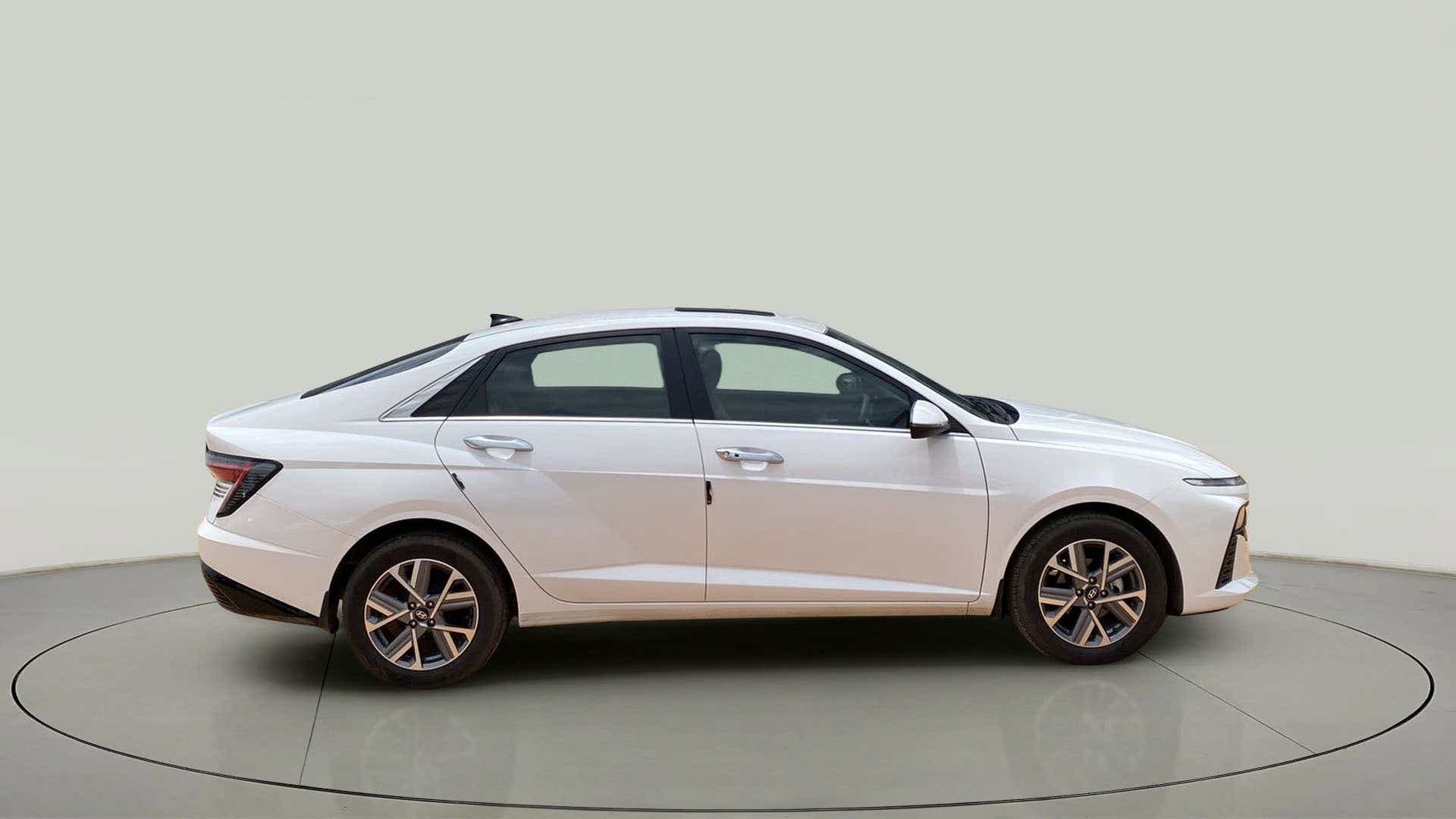 Side view of a Hyundai Verna