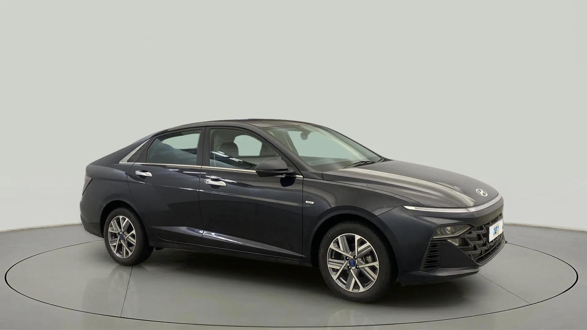 Side view of a Hyundai Verna