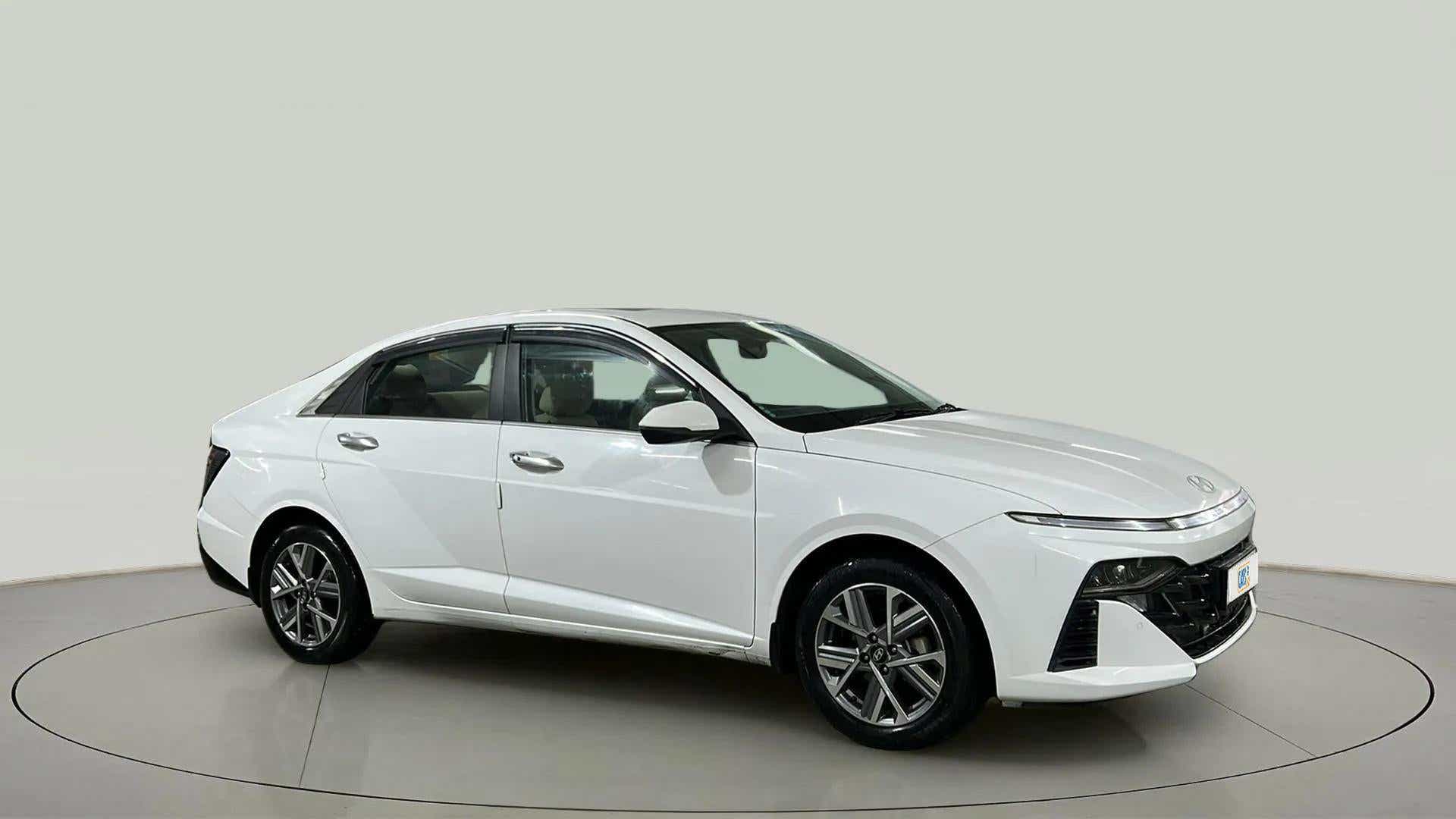 Side view of a Hyundai Verna