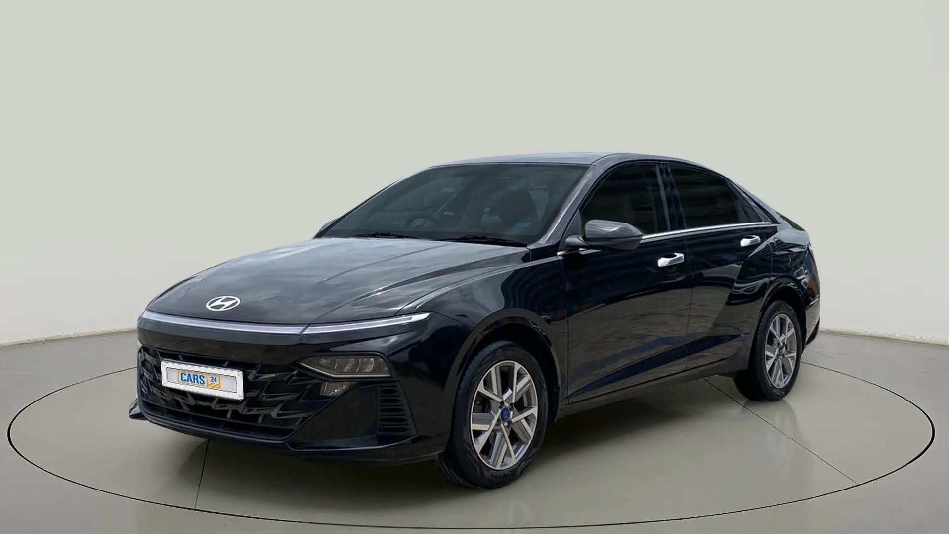 Front three-quarter view of a Hyundai Verna