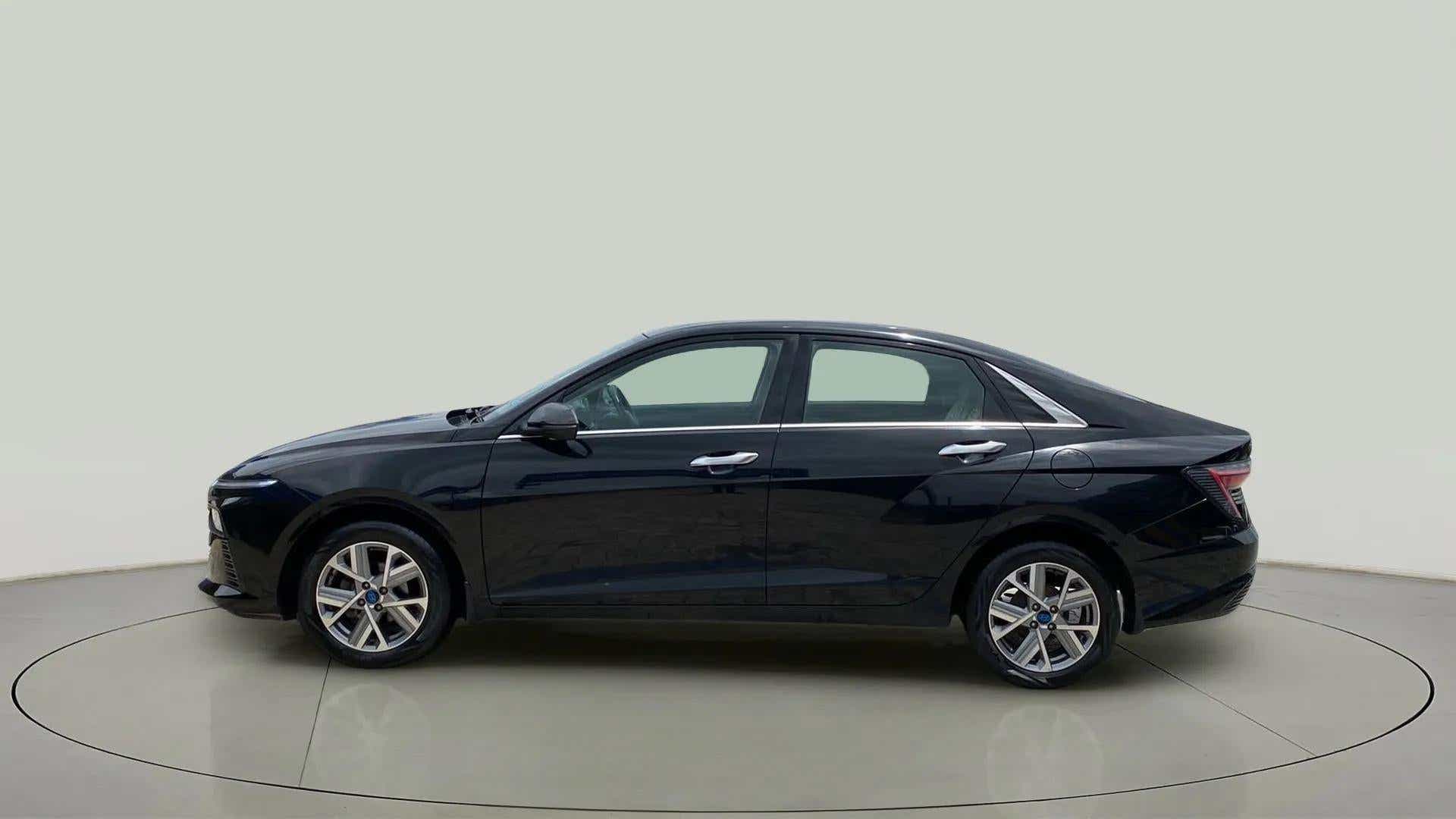 Side profile of a Hyundai Verna