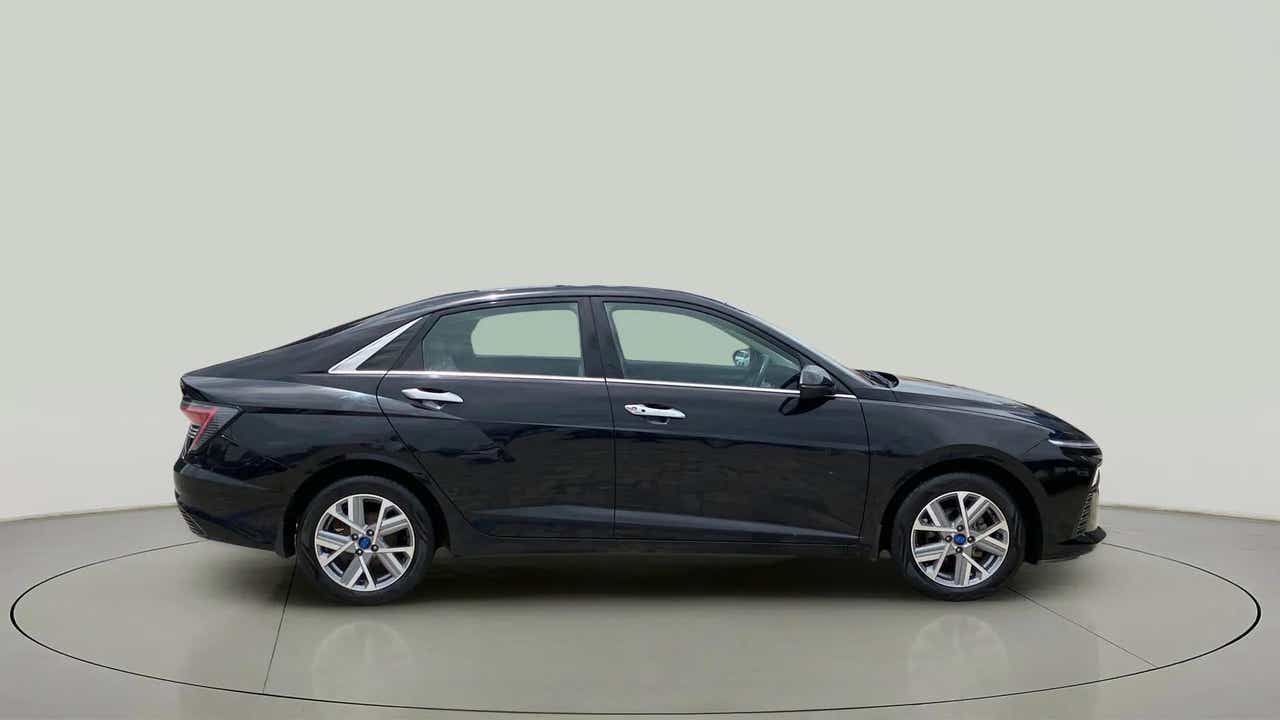 Side view of a Hyundai Verna