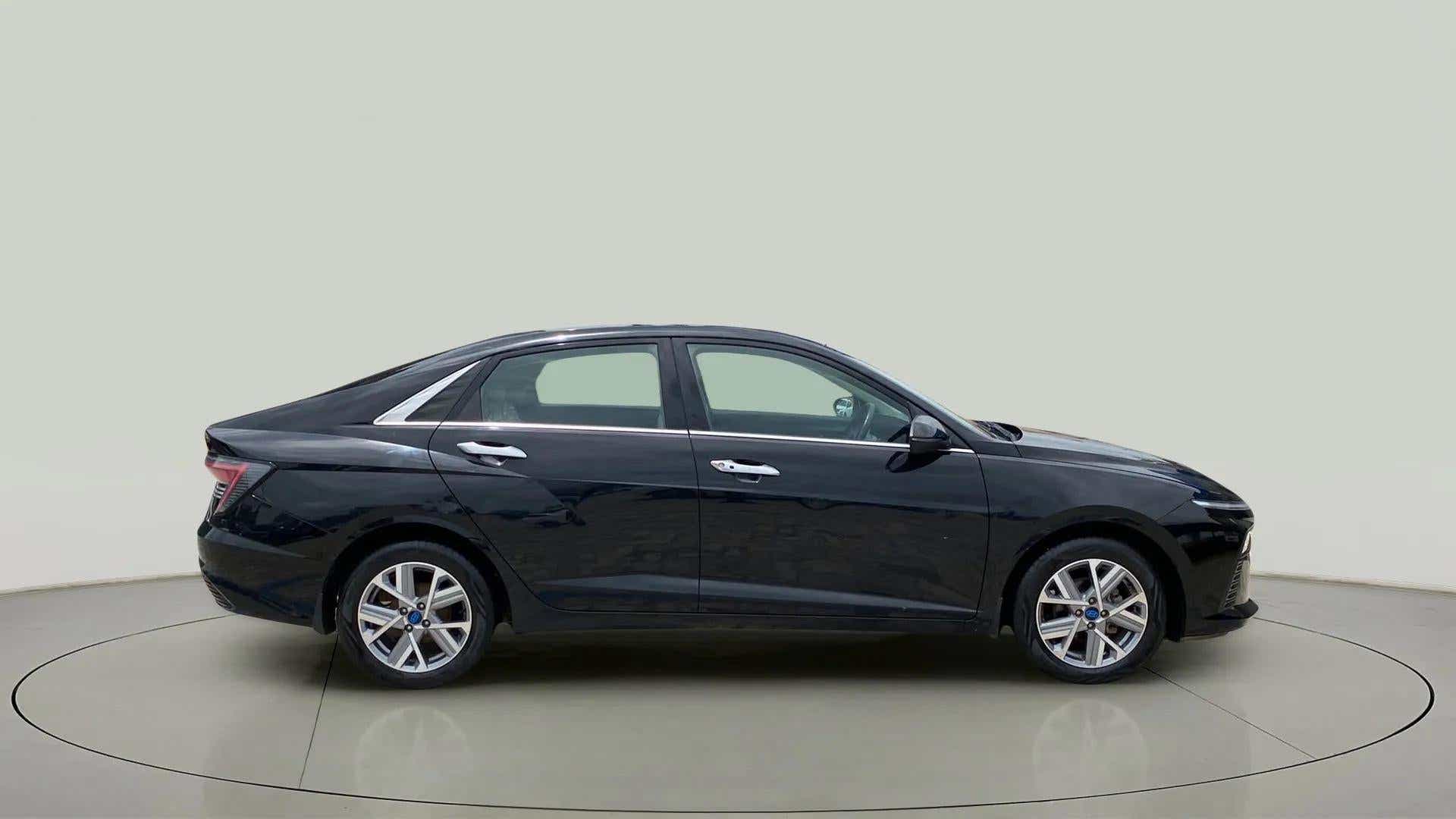 Side view of a Hyundai Verna