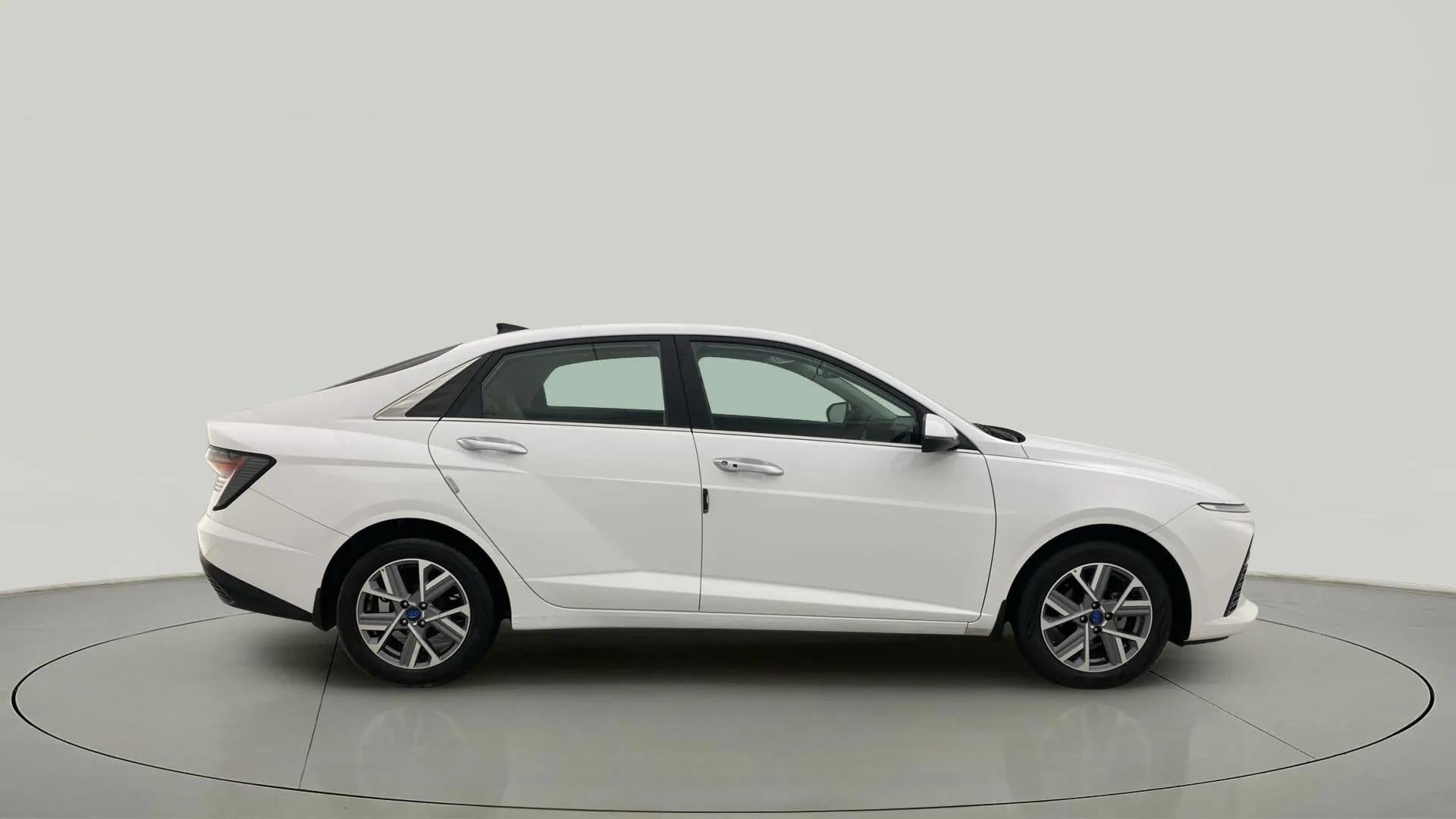 Side view of a Hyundai Verna