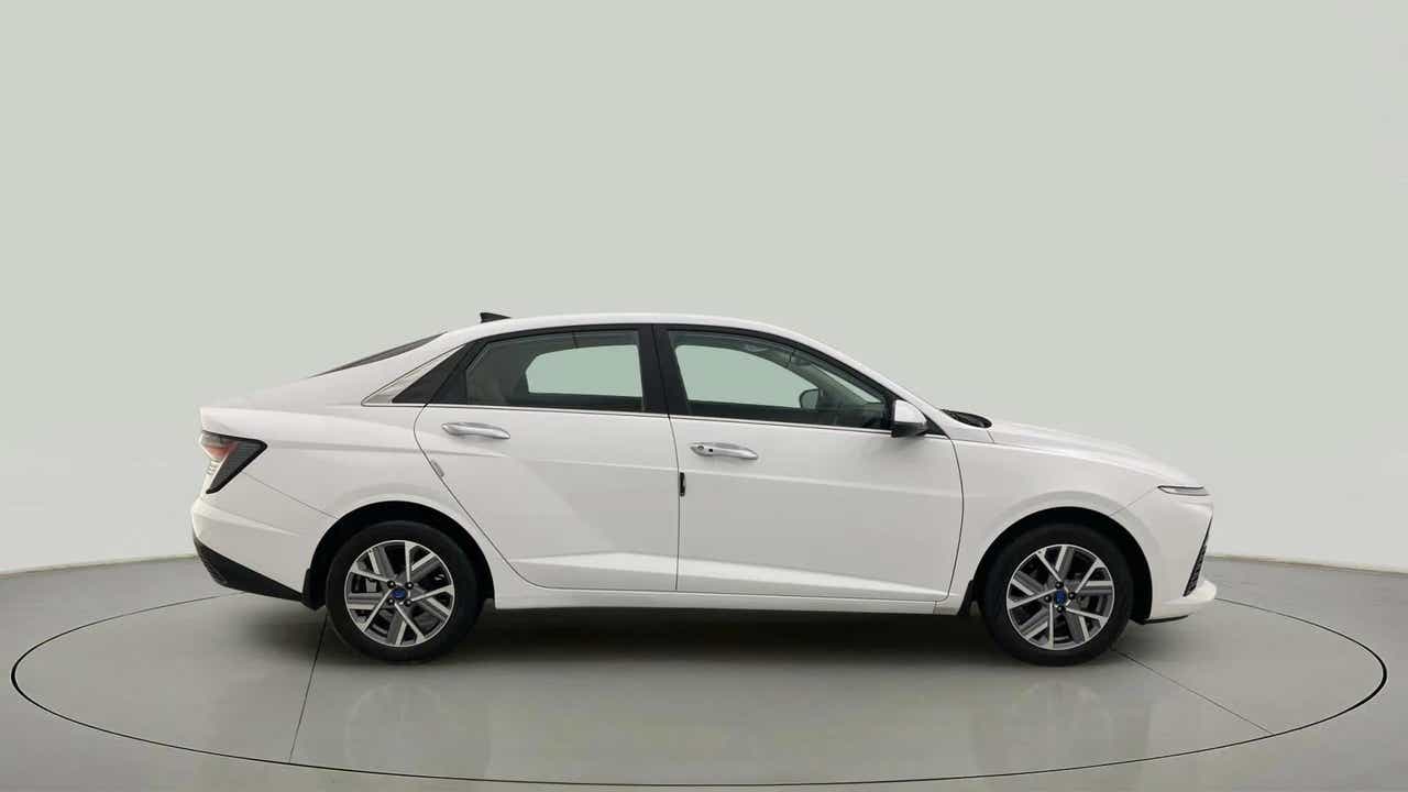 Side view of a Hyundai Verna