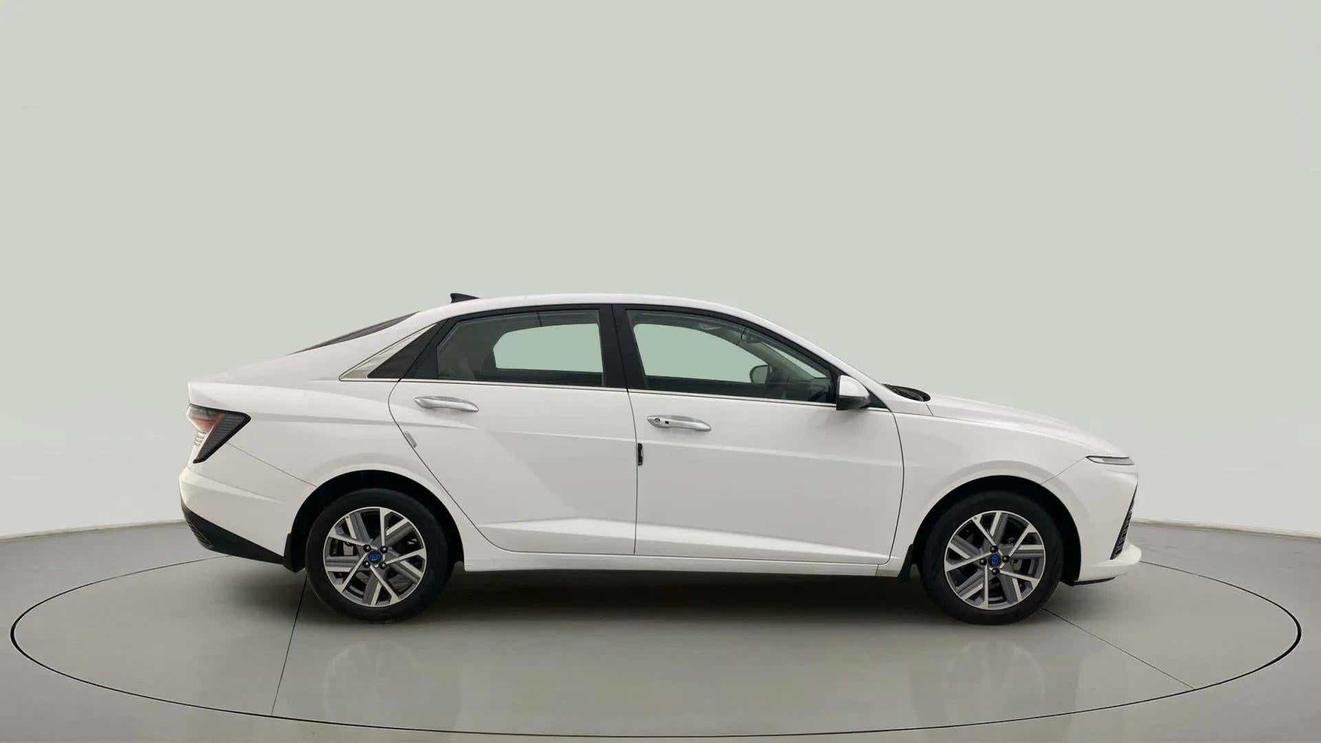 Side view of a Hyundai Verna